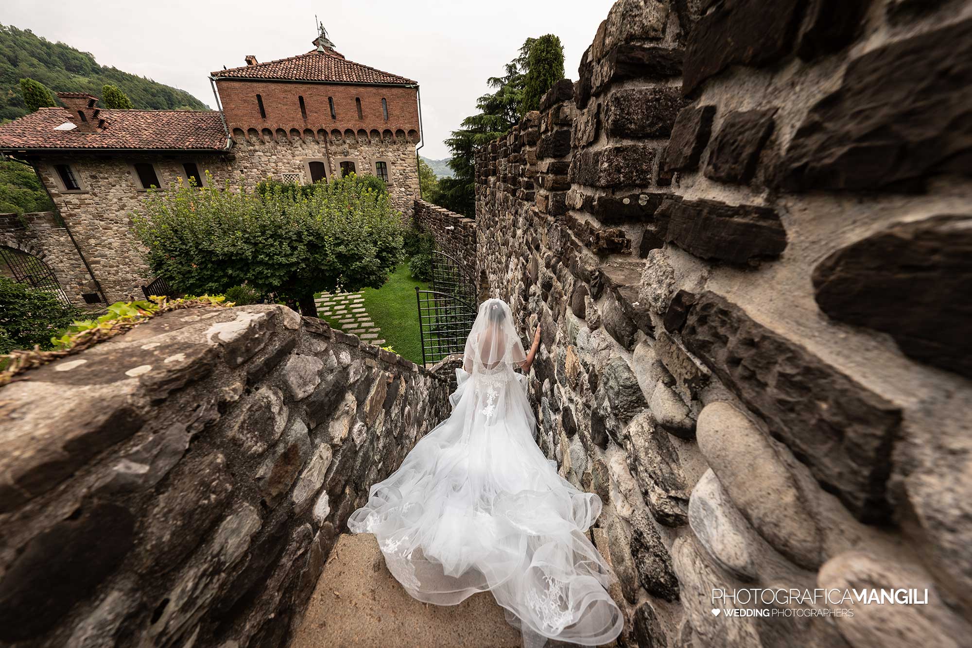021 fotografo matrimonio reportage real wedding arrivo sposa chiesa carrozza castello rossino calolziocorte lago como lecco 021 fotografo matrimonio reportage real wedding arrivo sposa chiesa carrozza castello rossino calolziocorte lago como lecco