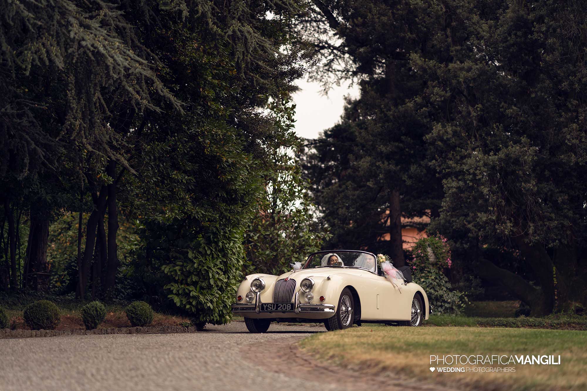 021 fotografo matrimonio reportage wedding sposi arrivo macchina villa acquaroli carvico bergamo 021 fotografo matrimonio reportage wedding sposi arrivo macchina villa acquaroli carvico bergamo