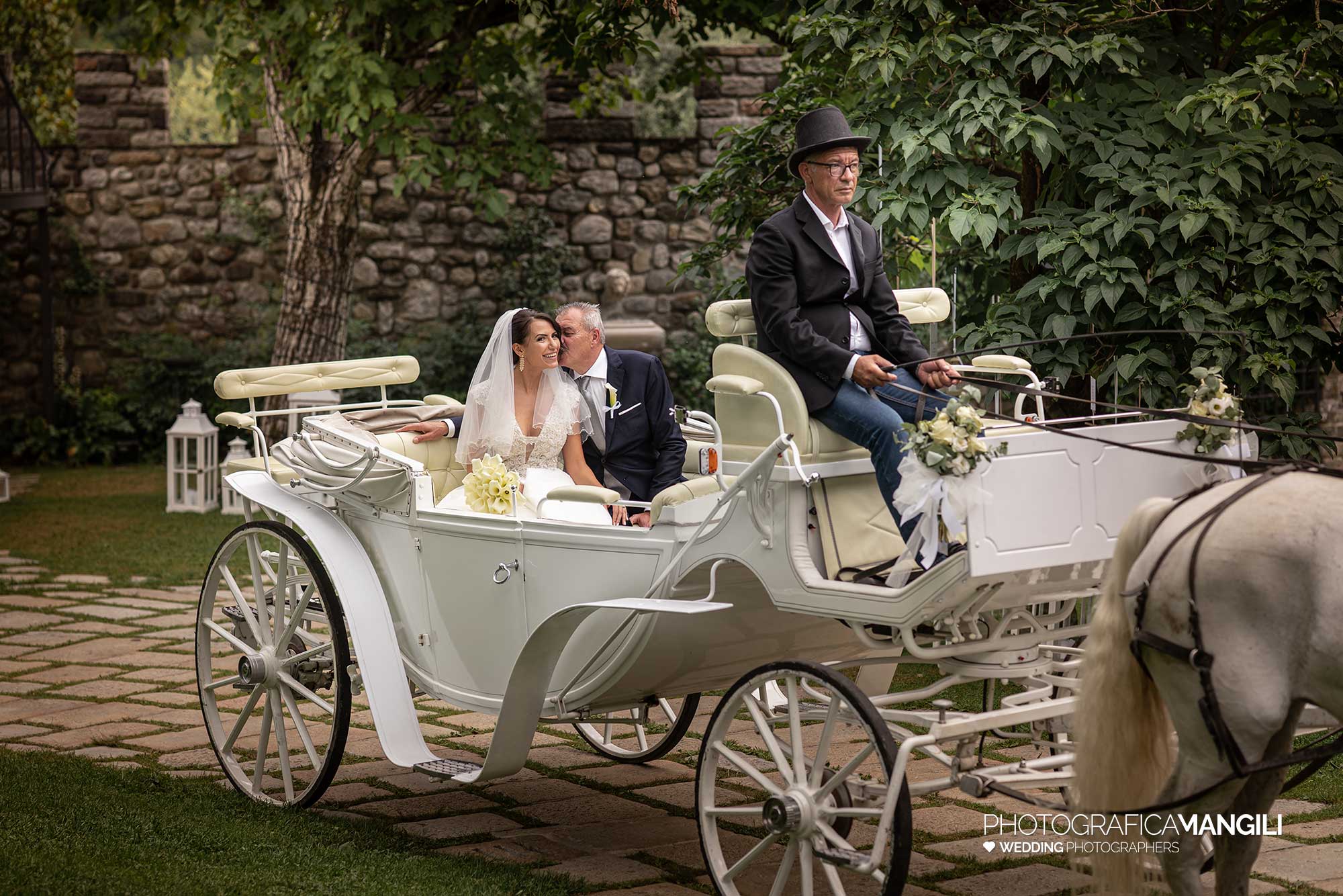 022 fotografo matrimonio reportage real wedding arrivo sposa chiesa carrozza castello rossino calolziocorte lago como lecco 022 fotografo matrimonio reportage real wedding arrivo sposa chiesa carrozza castello rossino calolziocorte lago como lecco