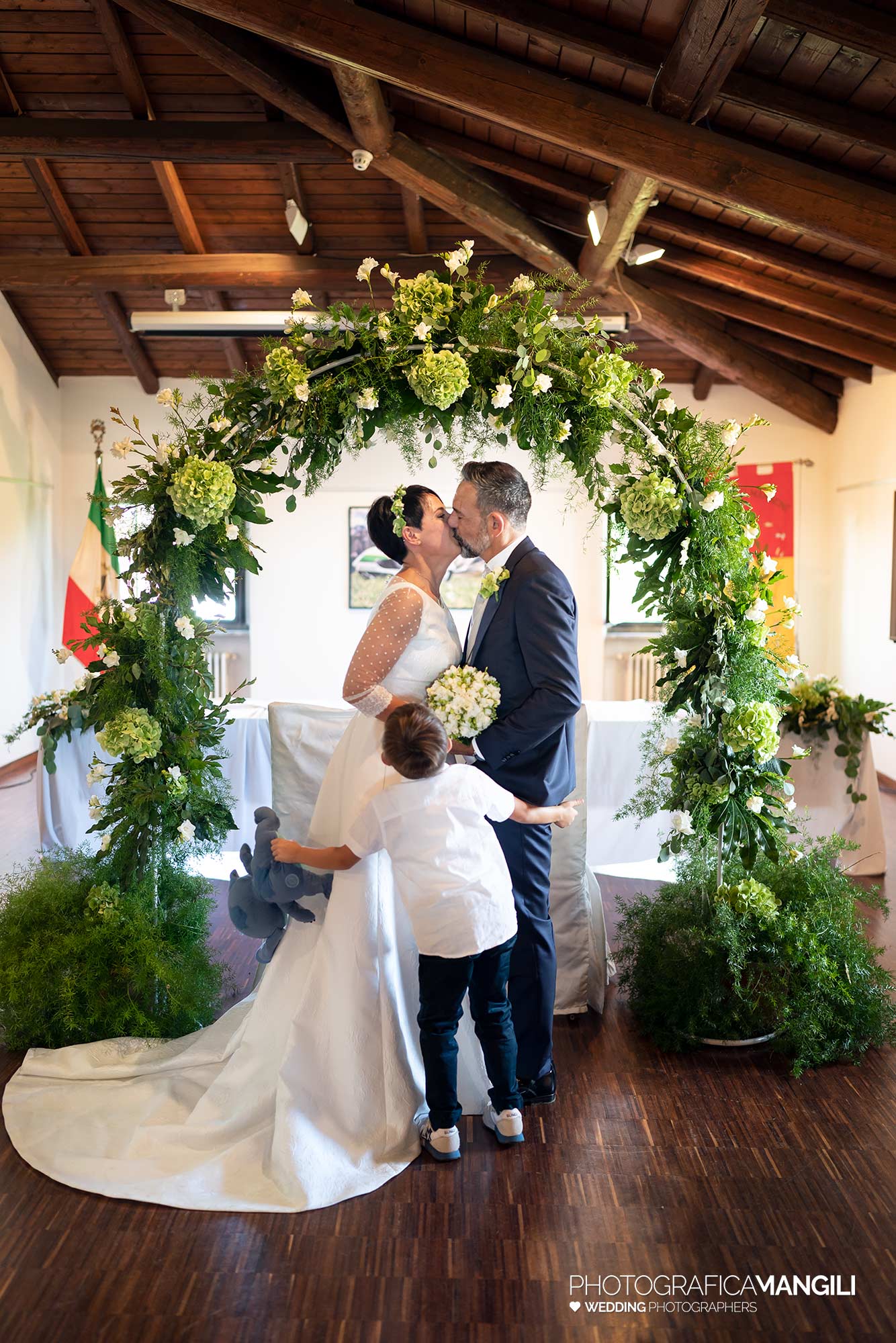 022 fotografo matrimonio reportage wedding ritratto sposi rito civile bacio comune lurago marinone como 022 fotografo matrimonio reportage wedding ritratto sposi rito civile bacio comune lurago marinone como