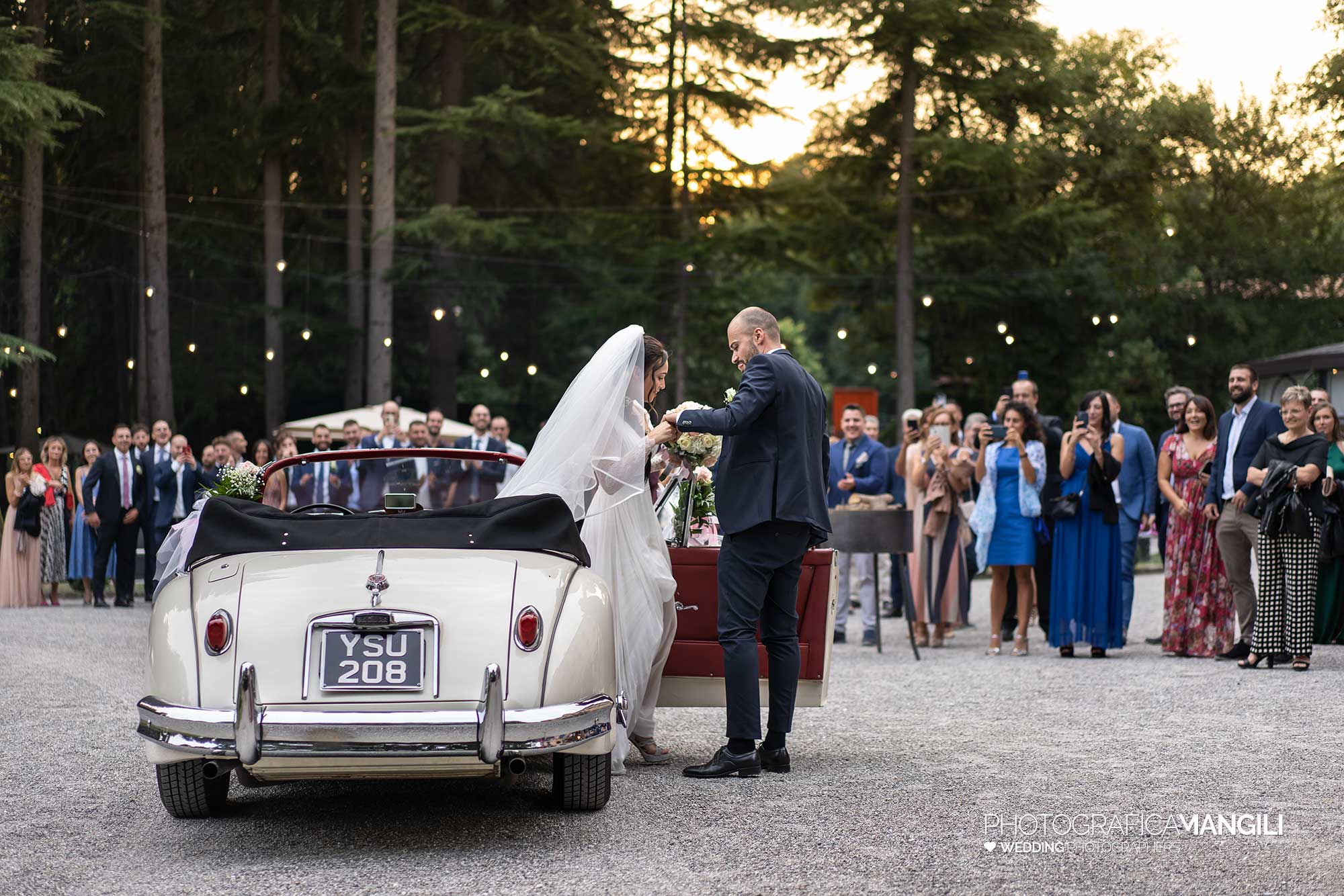 022 fotografo matrimonio reportage wedding sposi arrivo macchina villa acquaroli carvico bergamo 022 fotografo matrimonio reportage wedding sposi arrivo macchina villa acquaroli carvico bergamo