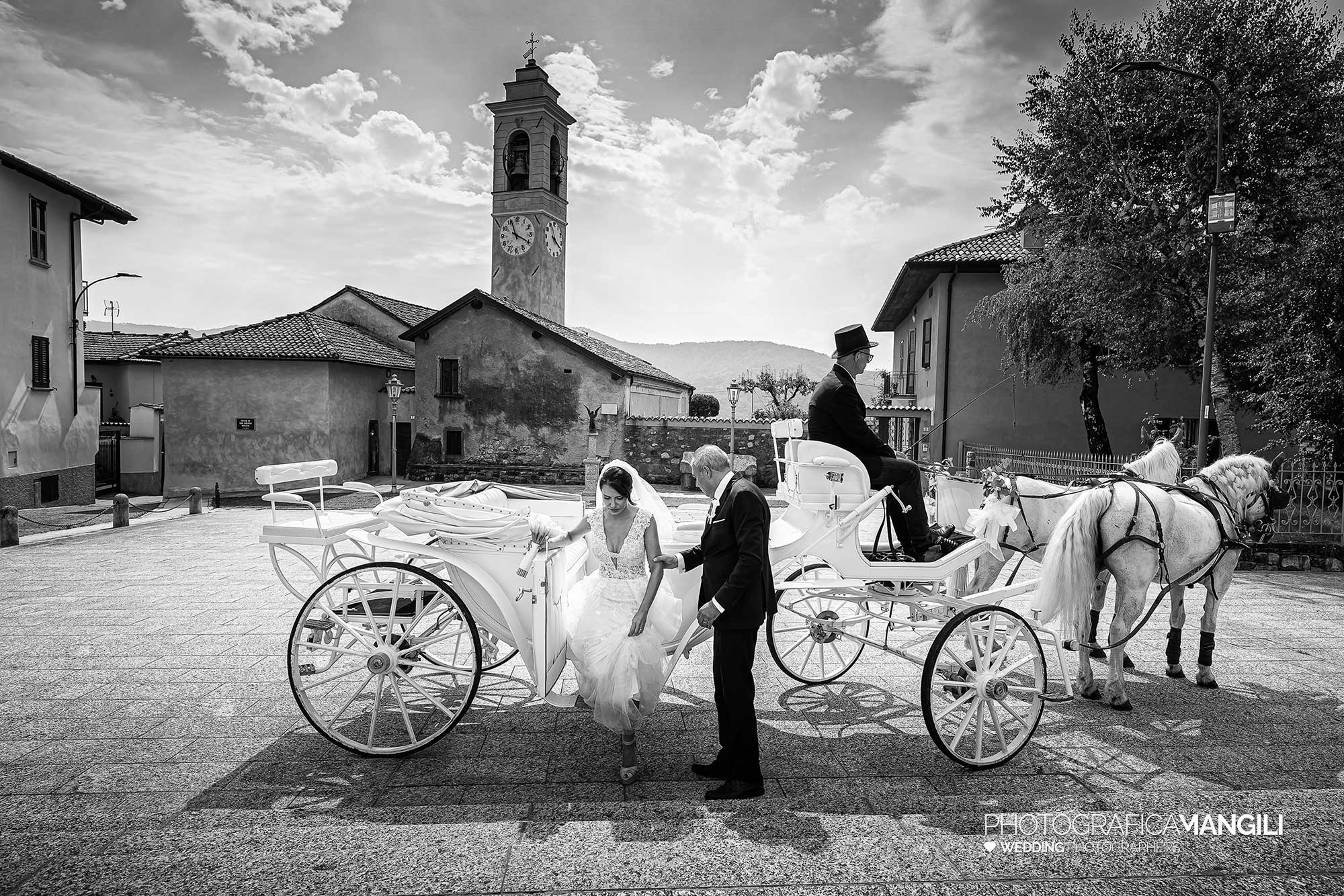 024 fotografo matrimonio reportage real wedding arrivo sposa chiesa carrozza castello rossino calolziocorte lago como lecco 024 fotografo matrimonio reportage real wedding arrivo sposa chiesa carrozza castello rossino calolziocorte lago como lecco