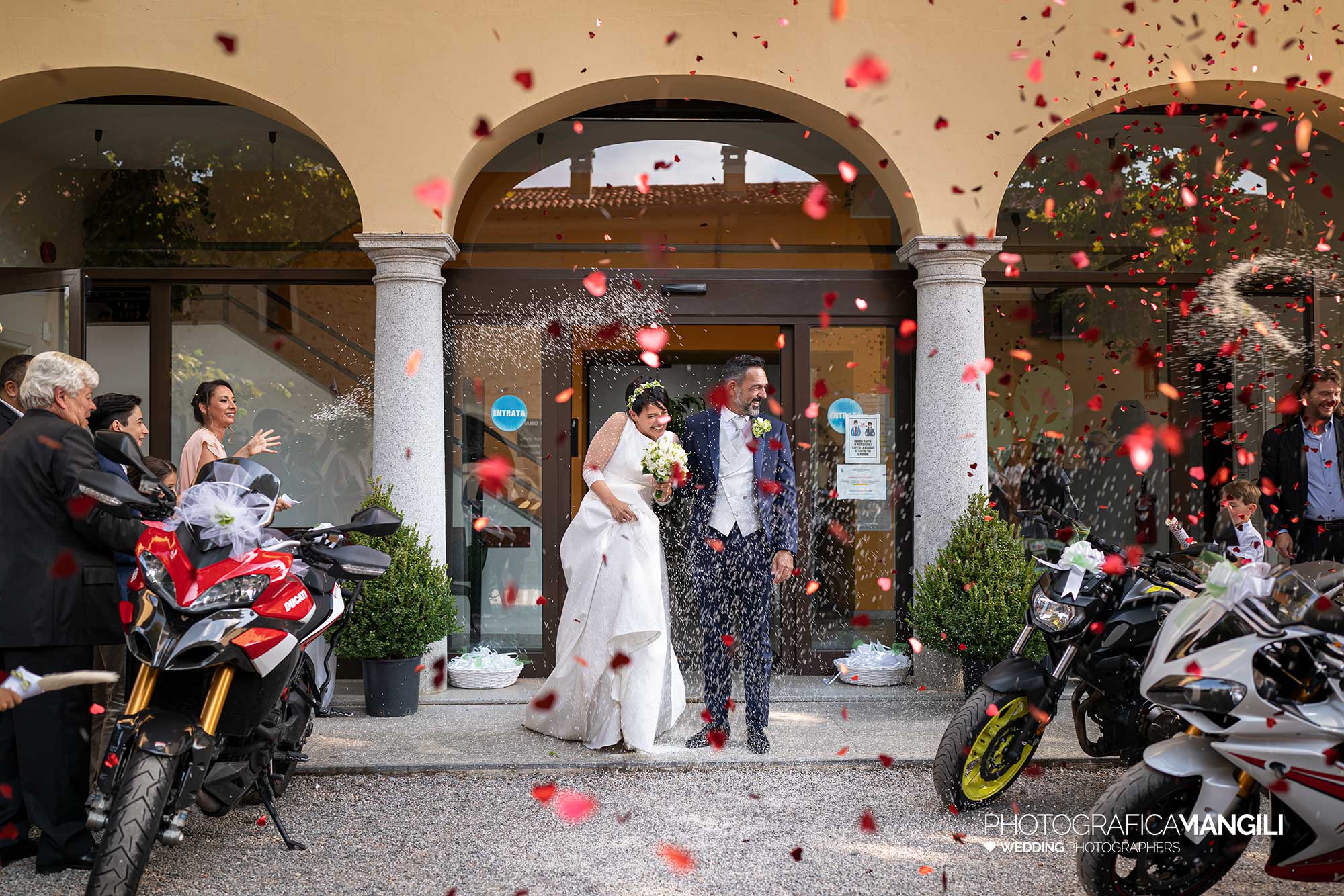 024 fotografo matrimonio reportage wedding ritratto sposi rito civile uscita lancio petali comune lurago marinone como 024 fotografo matrimonio reportage wedding ritratto sposi rito civile uscita lancio petali comune lurago marinone como