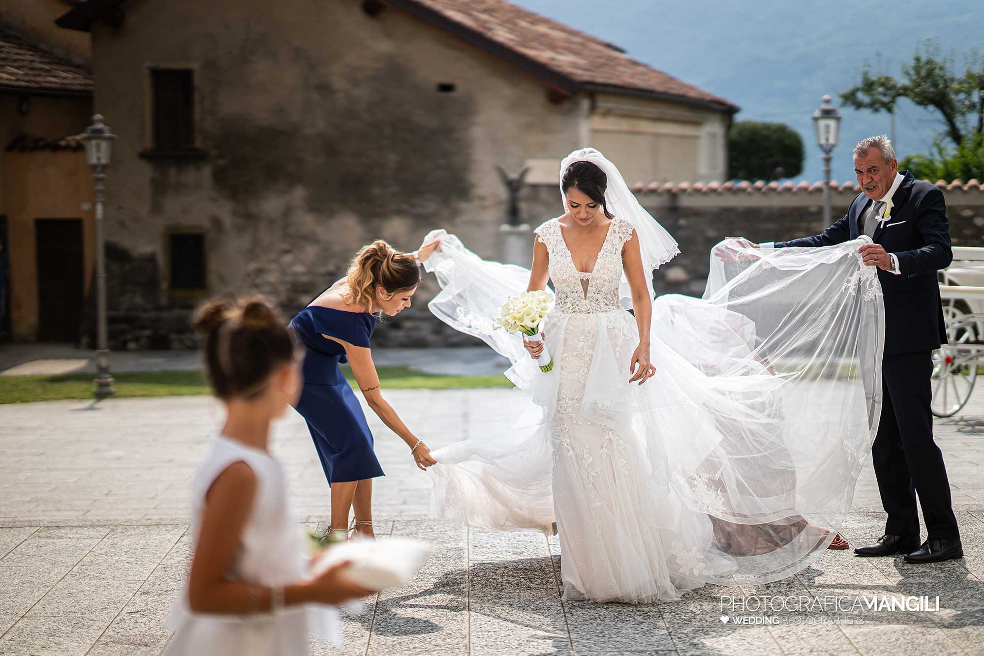025 fotografo matrimonio reportage real wedding arrivo sposa chiesa carrozza castello rossino calolziocorte lago como lecco 025 fotografo matrimonio reportage real wedding arrivo sposa chiesa carrozza castello rossino calolziocorte lago como lecco
