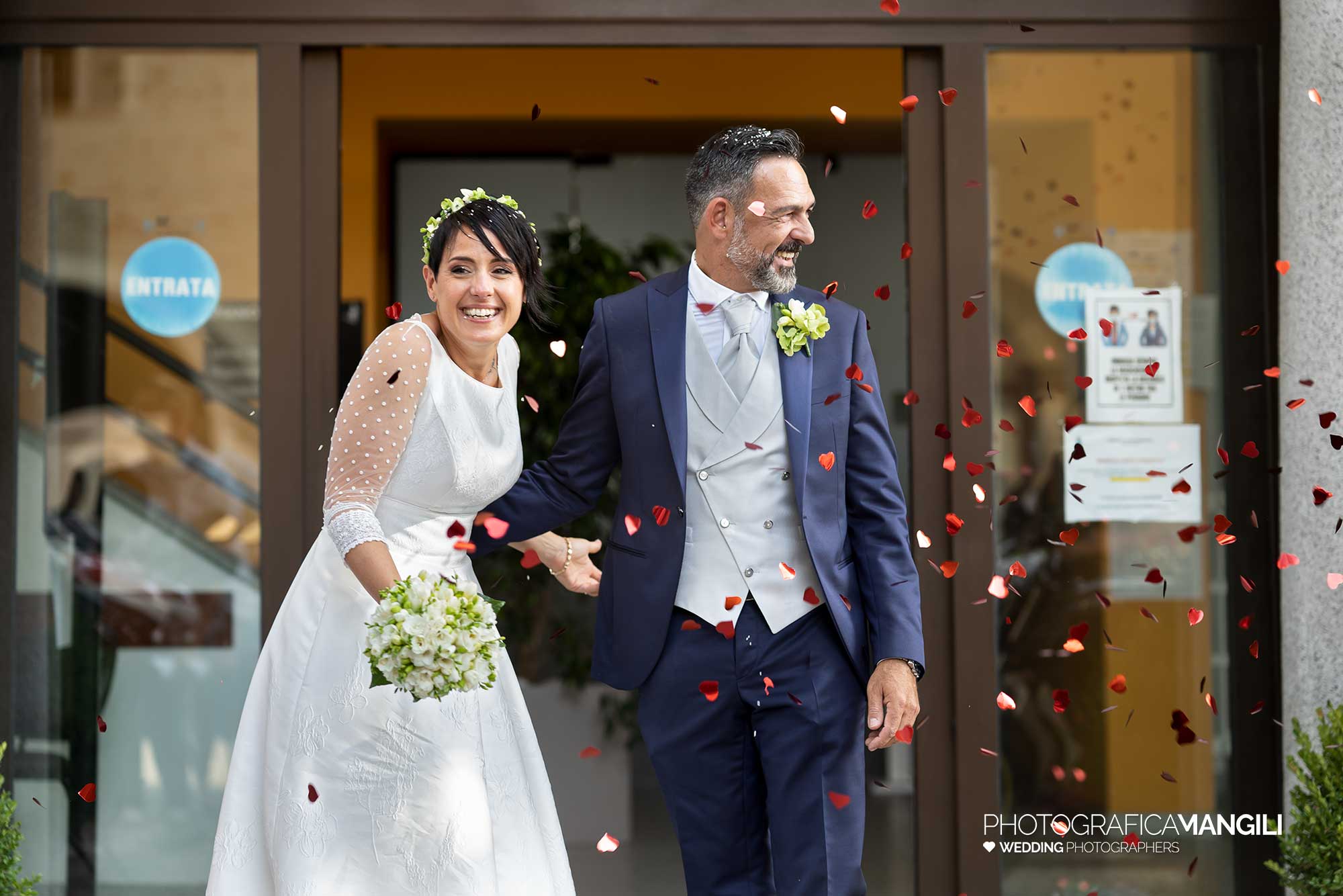 025 fotografo matrimonio reportage wedding ritratto sposi uscita lancio petali rito civile comune lurago marinone como 025 fotografo matrimonio reportage wedding ritratto sposi uscita lancio petali rito civile comune lurago marinone como