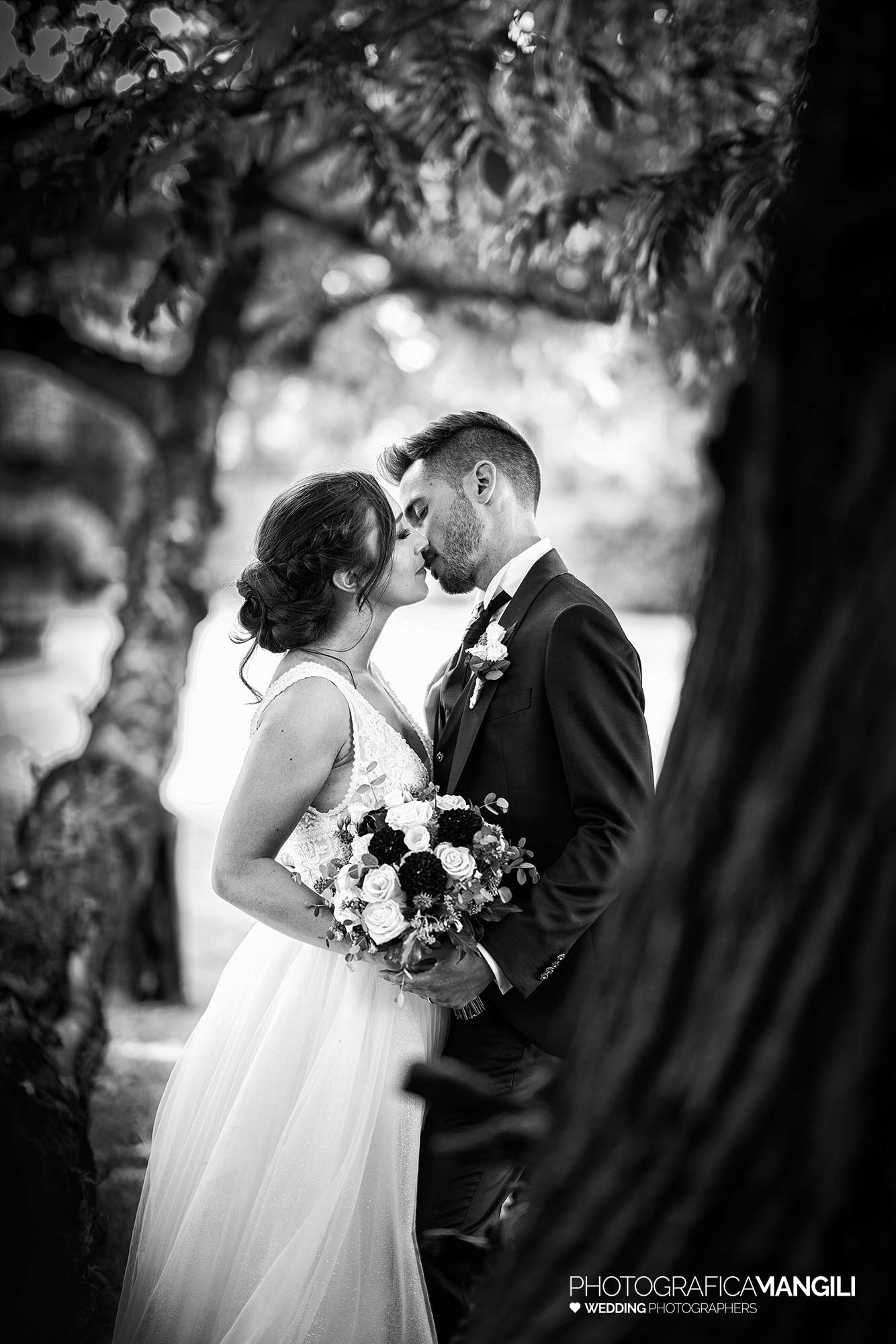 026 fotografo matrimonio reportage wedding sposi bacio bianco nero villa mattioli lesmo monza brianza 026 fotografo matrimonio reportage wedding sposi bacio bianco nero villa mattioli lesmo monza brianza