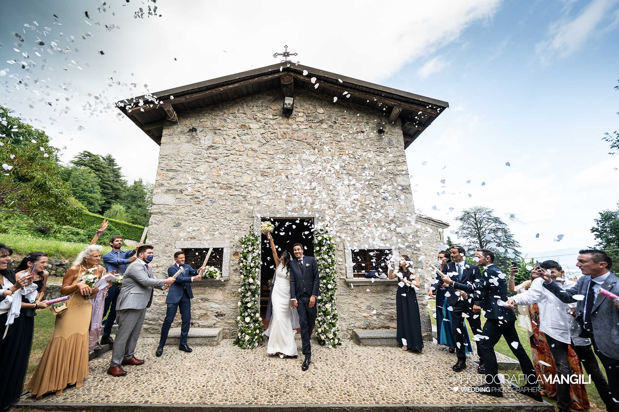 026 reportage foto matrimonio wedding ritratto sposi chiesa madonna di loreto cerimonia uscita lancio riso coriandoli albavilla como 026 reportage foto matrimonio wedding ritratto sposi chiesa madonna di loreto cerimonia uscita lancio riso coriandoli albavilla como