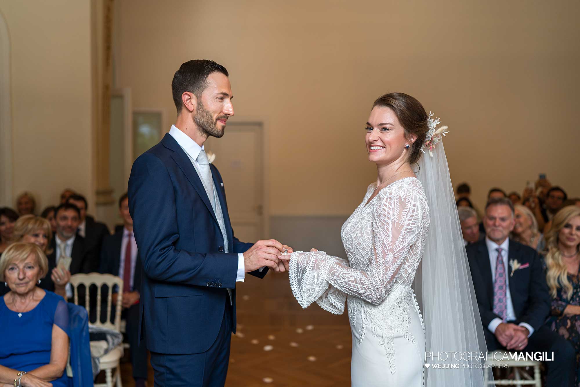 027 fotografo matrimonio reportage wedding ritratto sposi cerimonia scambio anelli rito civile villa geno lago como 027 fotografo matrimonio reportage wedding ritratto sposi cerimonia scambio anelli rito civile villa geno lago como