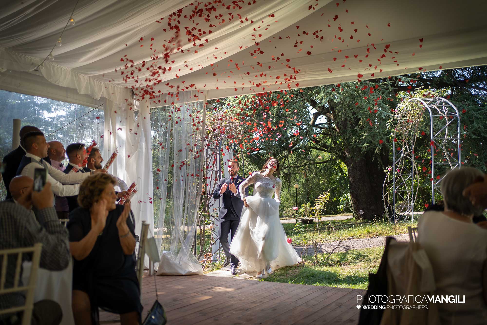 027 fotografo matrimonio reportage wedding ritratto sposi lancio petali villa paradeisos carvico varese 027 fotografo matrimonio reportage wedding ritratto sposi lancio petali villa paradeisos carvico varese
