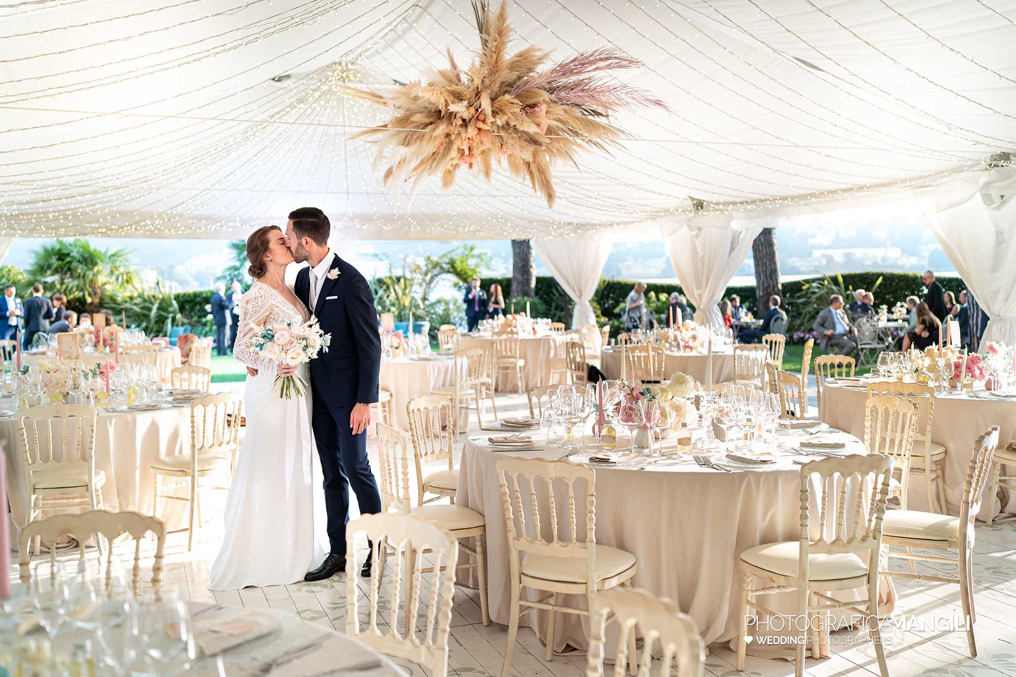 030 fotografo matrimonio reportage wedding ritratto sposi sala pranzo villa geno como 030 fotografo matrimonio reportage wedding ritratto sposi sala pranzo villa geno como