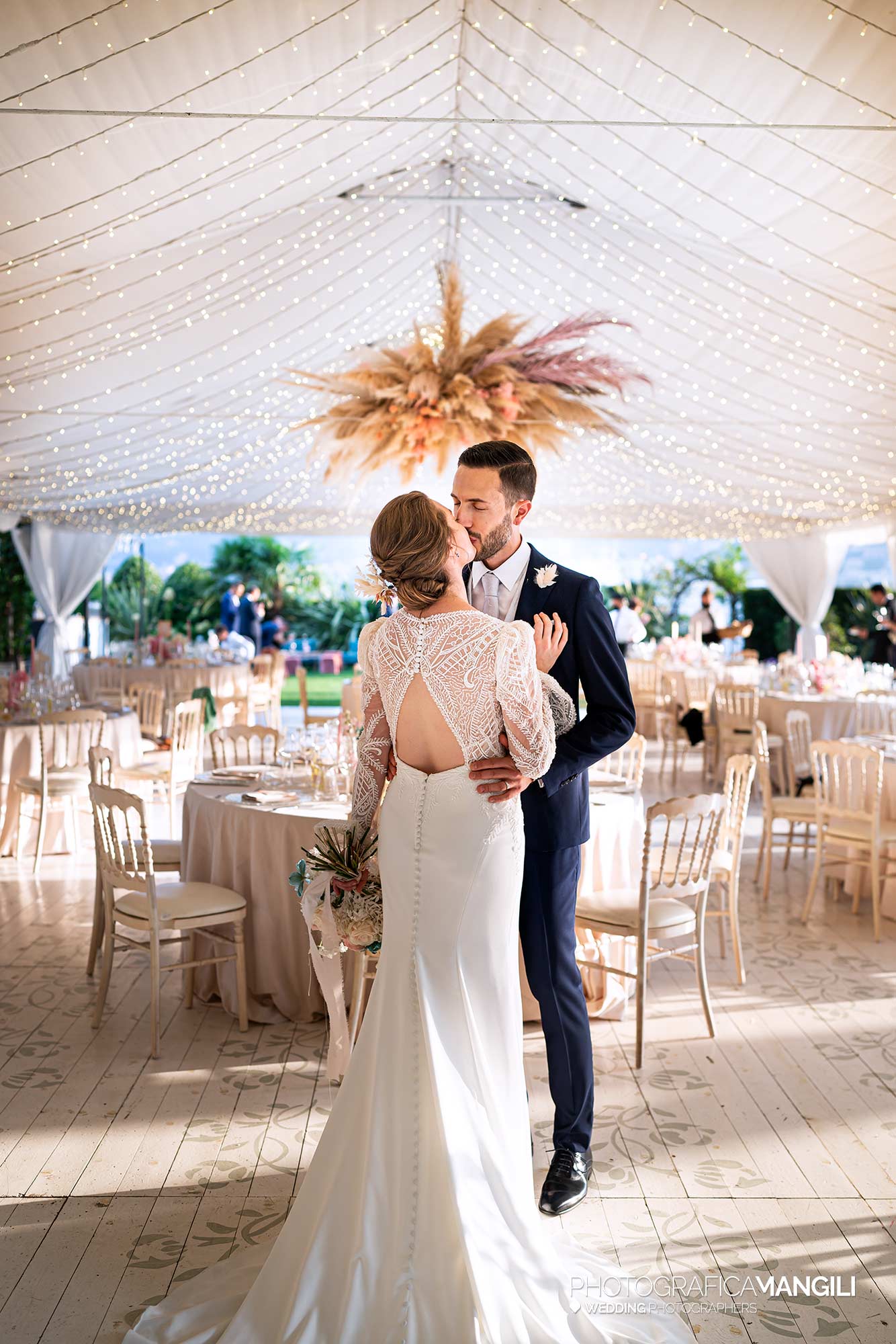 031 fotografo matrimonio reportage wedding ritratto sposi sala pranzo villa geno lago como 031 fotografo matrimonio reportage wedding ritratto sposi sala pranzo villa geno lago como