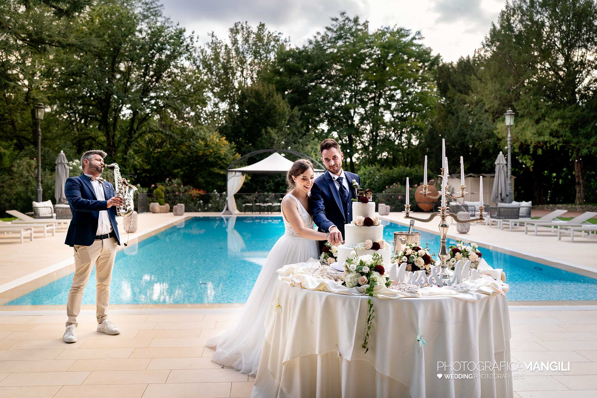 032 fotografo matrimonio reportage wedding sposi taglio torta piscina villa mattioli lesmo monza brianza 032 fotografo matrimonio reportage wedding sposi taglio torta piscina villa mattioli lesmo monza brianza