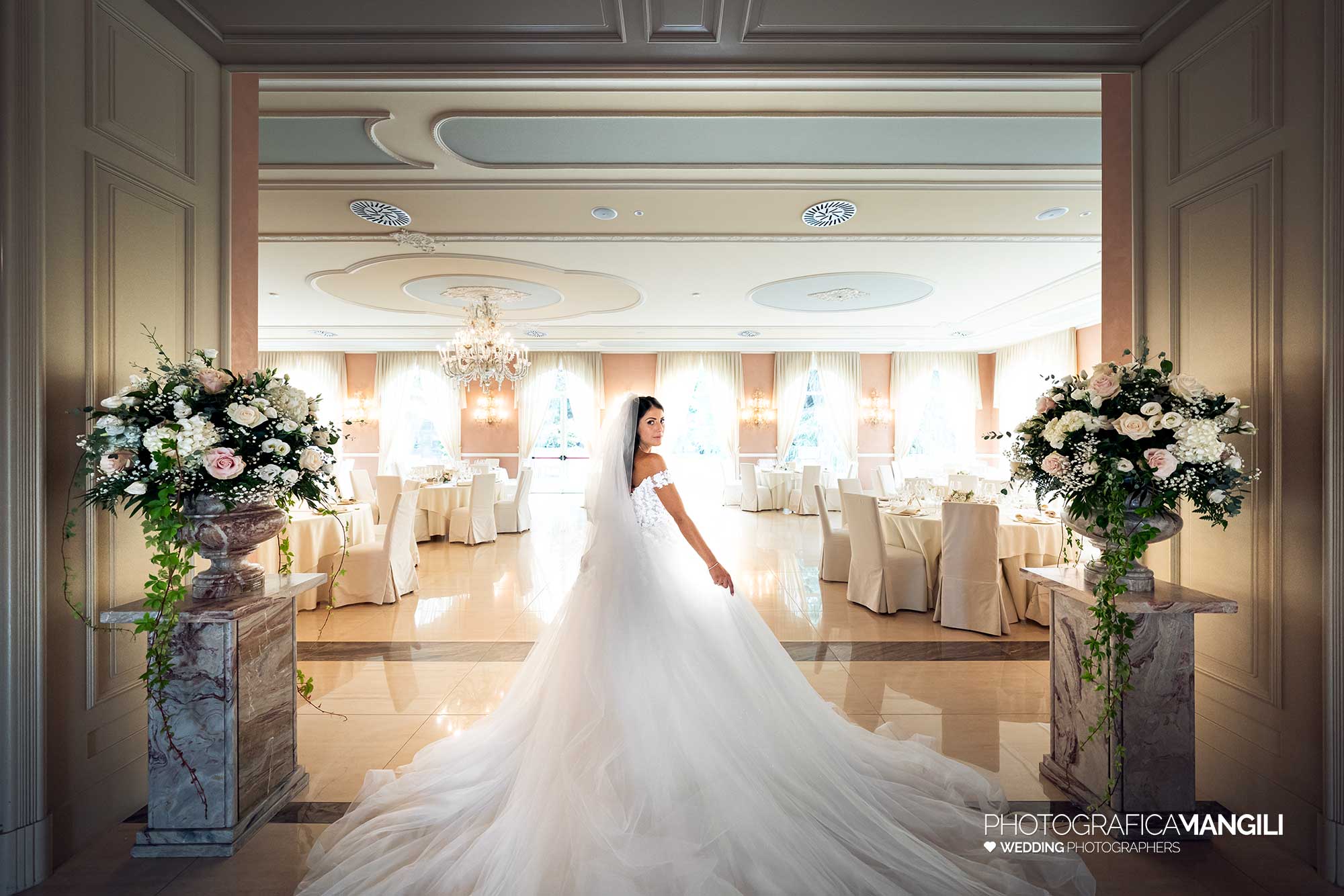 034 fotografo matrimonio reportage wedding ritratto sposi sala pranzo villa mattioli lesmo monza brianza 034 fotografo matrimonio reportage wedding ritratto sposi sala pranzo villa mattioli lesmo monza brianza