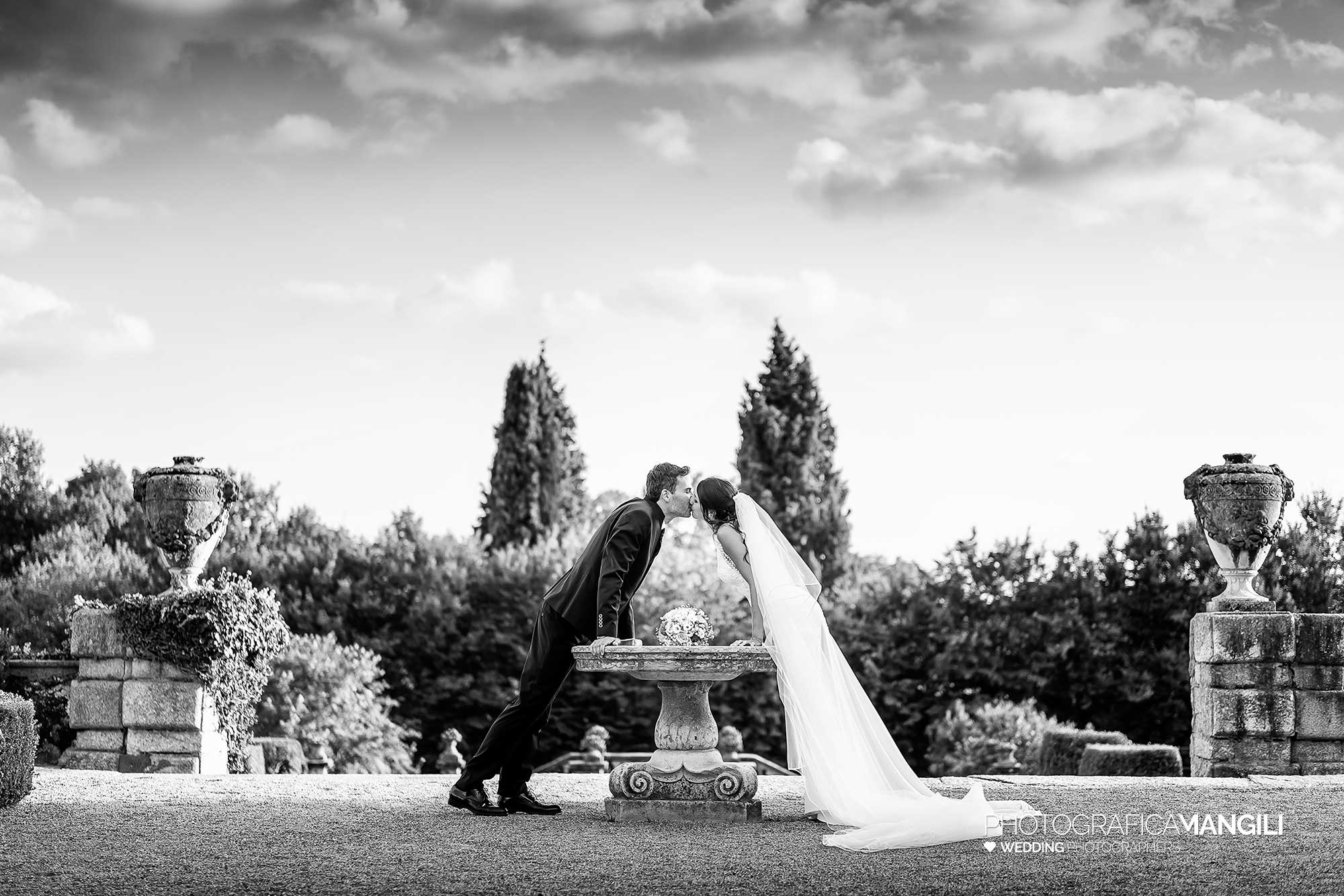 034 reportage foto matrimonio wedding ritratto sposi bacio bianco nero villa orsini colonna imbersago lecco 034 reportage foto matrimonio wedding ritratto sposi bacio bianco nero villa orsini colonna imbersago lecco