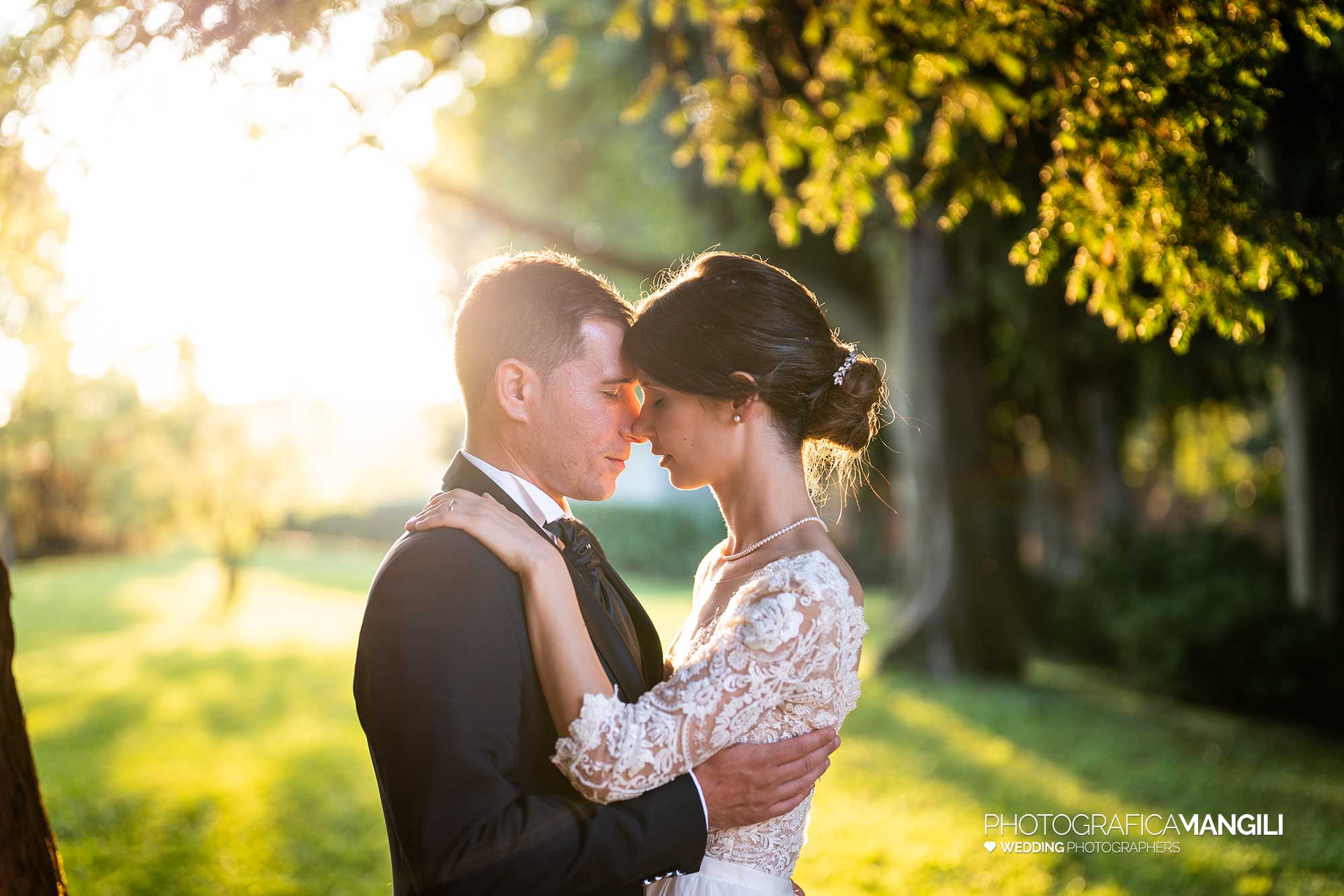 035 fotografo matrimonio reportage wedding ritratto sposi controluce romantico villa mattioli lesmo monza brianza 035 fotografo matrimonio reportage wedding ritratto sposi controluce romantico villa mattioli lesmo monza brianza