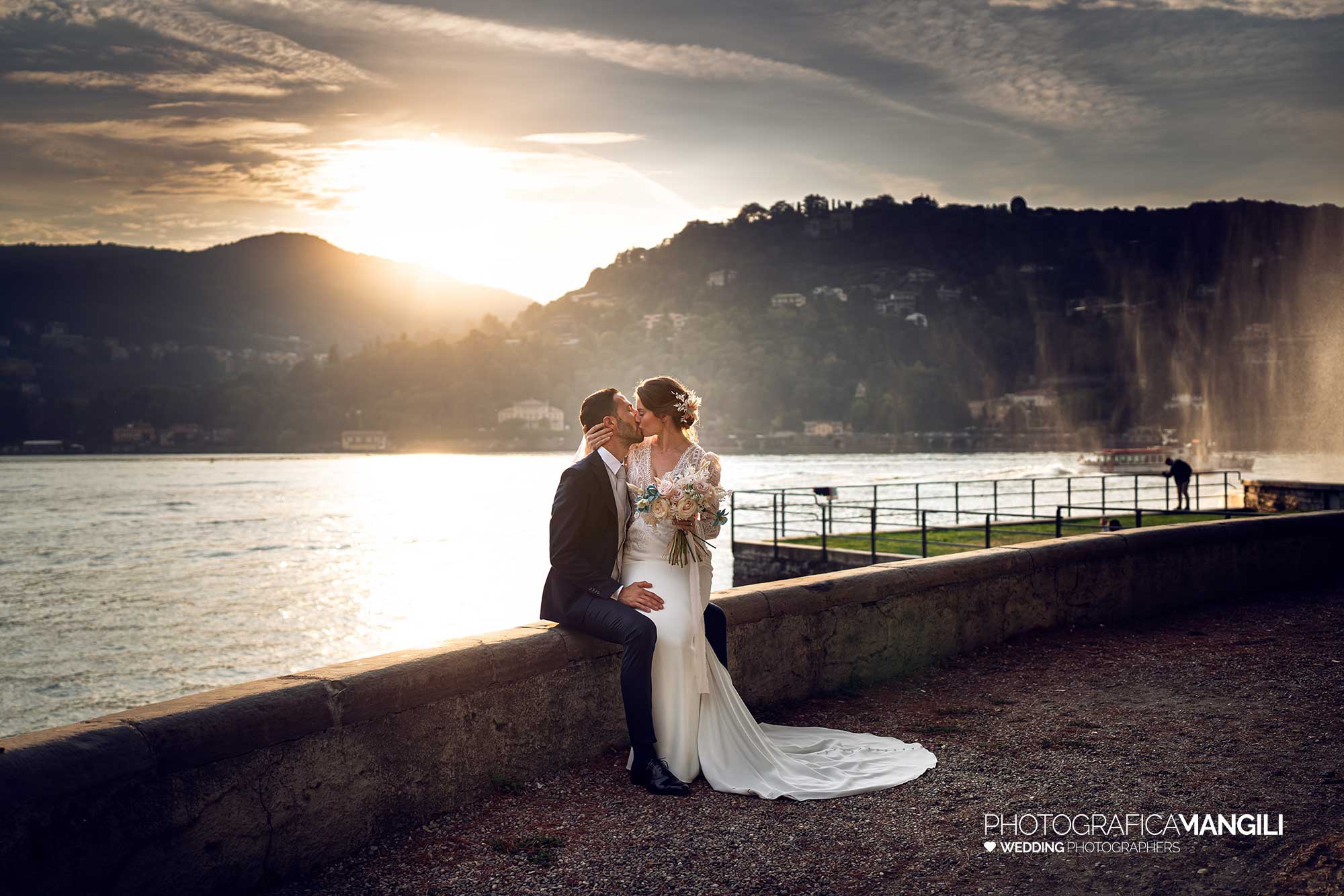 037 fotografo matrimonio reportage wedding ritratto sposi bacio tramonto villa geno lago como 037 fotografo matrimonio reportage wedding ritratto sposi bacio tramonto villa geno lago como