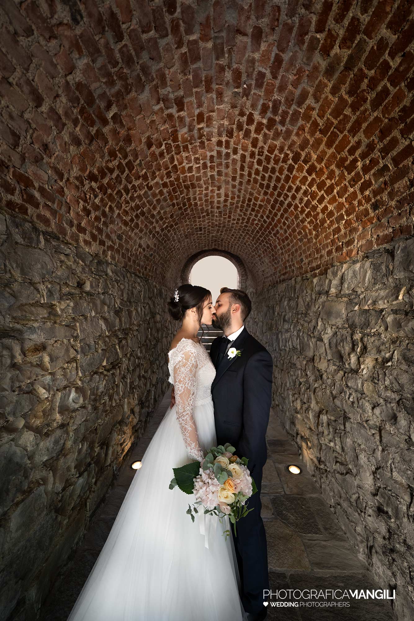 037 fotografo matrimonio reportage wedding ritratto sposi bacio villa paradeisos carvico varese 037 fotografo matrimonio reportage wedding ritratto sposi bacio villa paradeisos carvico varese