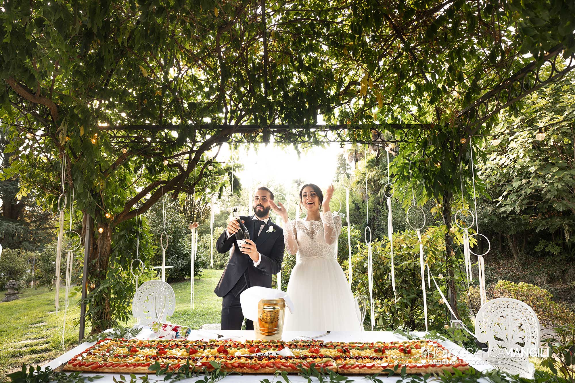 040 fotografo matrimonio reportage wedding ritratto sposi torta brindisi villa paradeisos carvico varese 040 fotografo matrimonio reportage wedding ritratto sposi torta brindisi villa paradeisos carvico varese