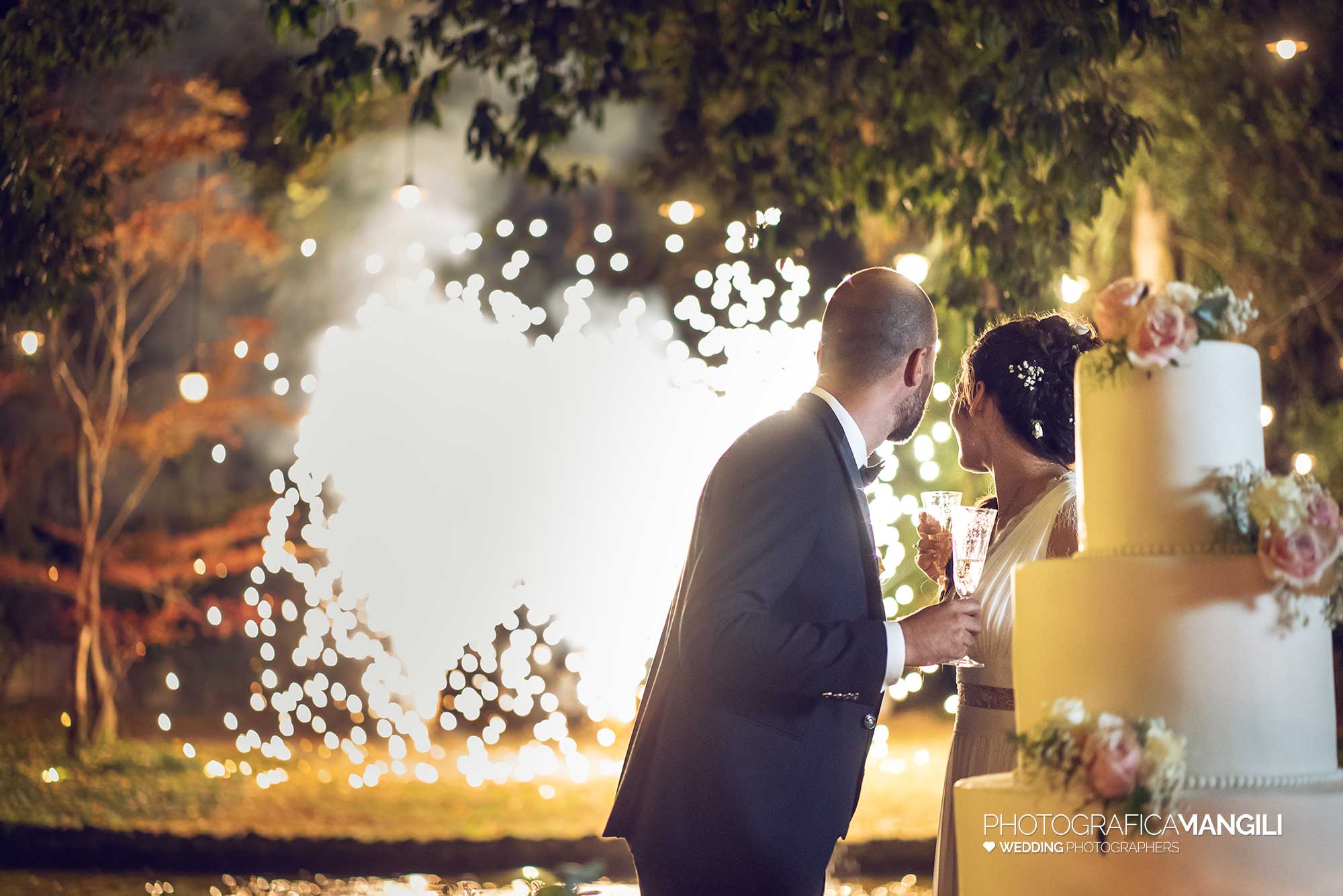 040 fotografo matrimonio reportage wedding sposi taglio torta fontane luminose villa acquaroli carvico bergamo 040 fotografo matrimonio reportage wedding sposi taglio torta fontane luminose villa acquaroli carvico bergamo