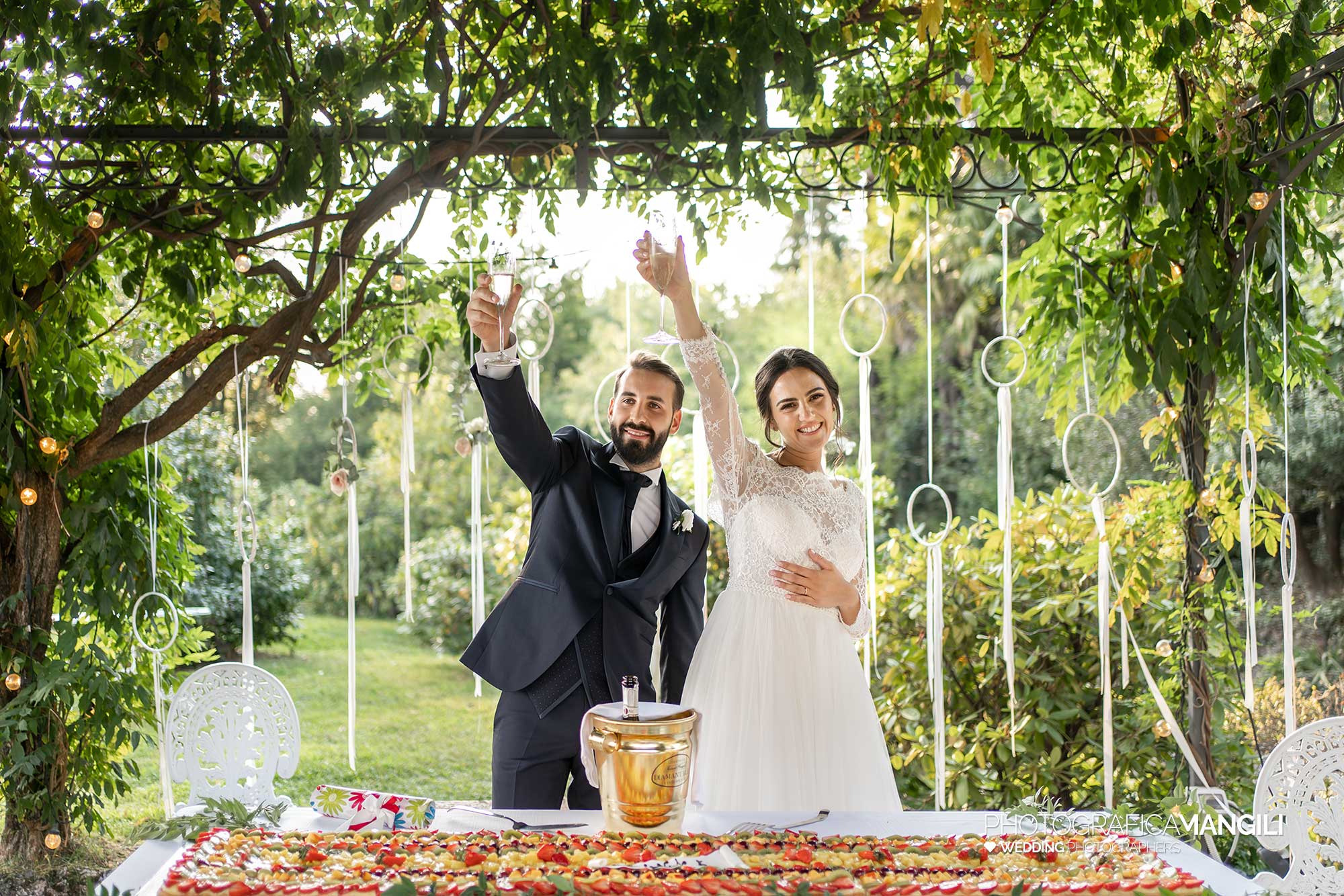 041 fotografo matrimonio reportage wedding ritratto sposi torta brindisi villa paradeisos carvico varese 041 fotografo matrimonio reportage wedding ritratto sposi torta brindisi villa paradeisos carvico varese