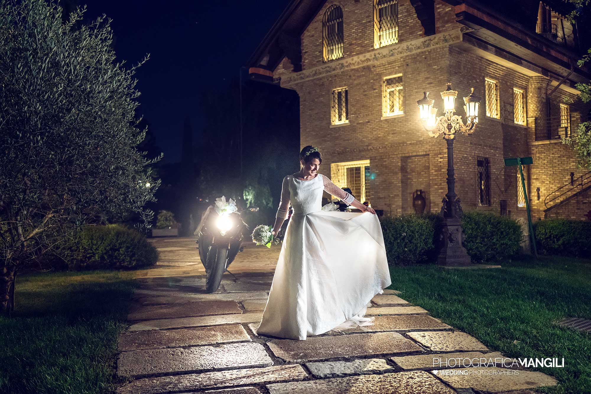 042 fotografo matrimonio reportage wedding ritratto sposa moto abito il nuovo bosco novedrate como 042 fotografo matrimonio reportage wedding ritratto sposa moto abito il nuovo bosco novedrate como