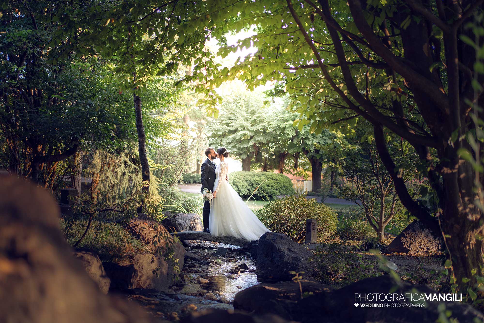 043 fotografo matrimonio reportage wedding ritratto sposi parco bianco nero villa paradeisos carvico varese 043 fotografo matrimonio reportage wedding ritratto sposi parco bianco nero villa paradeisos carvico varese