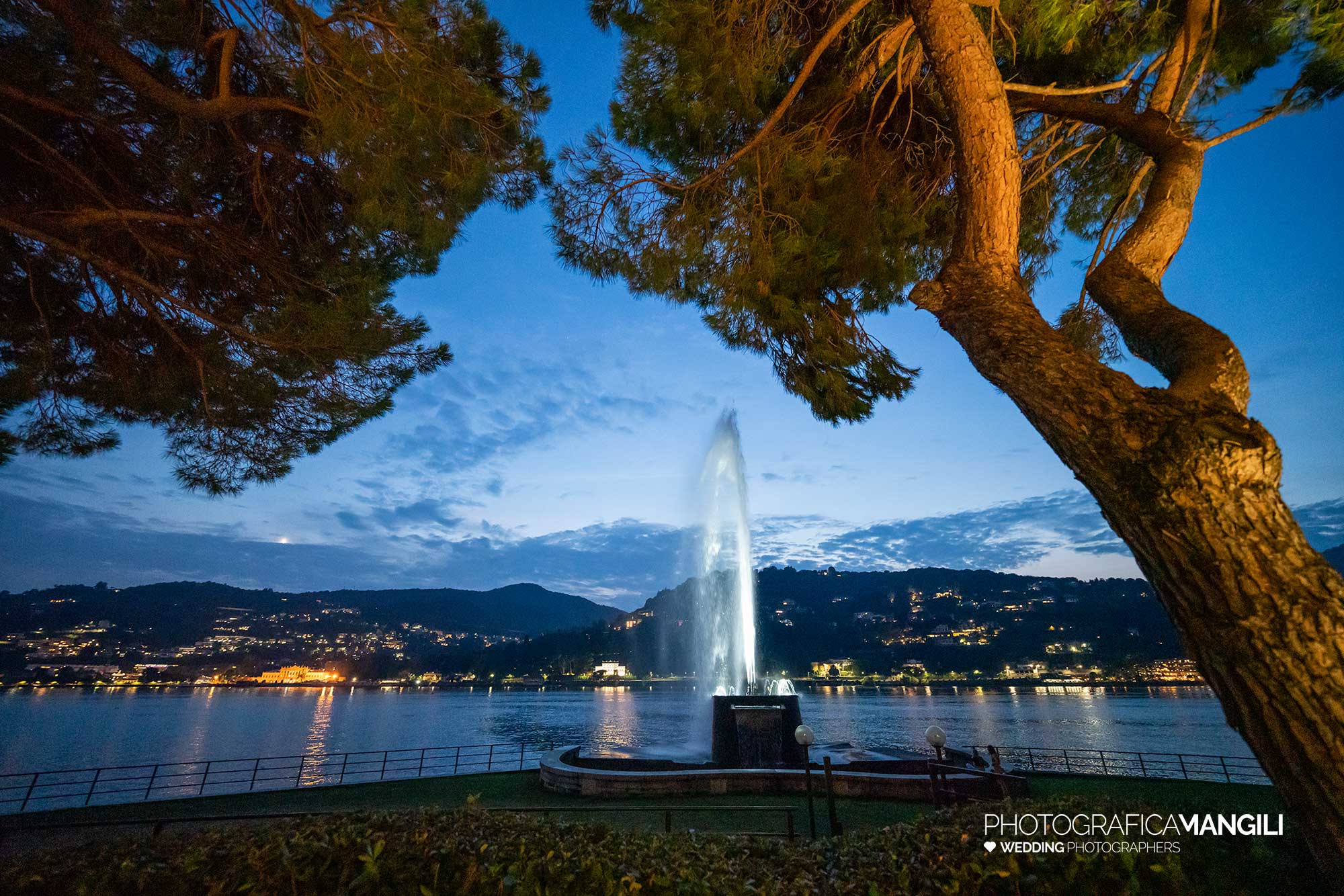 044 fotografo matrimonio reportage wedding ritratto sposi fontana imbrunire villa geno lago como 044 fotografo matrimonio reportage wedding ritratto sposi fontana imbrunire villa geno lago como