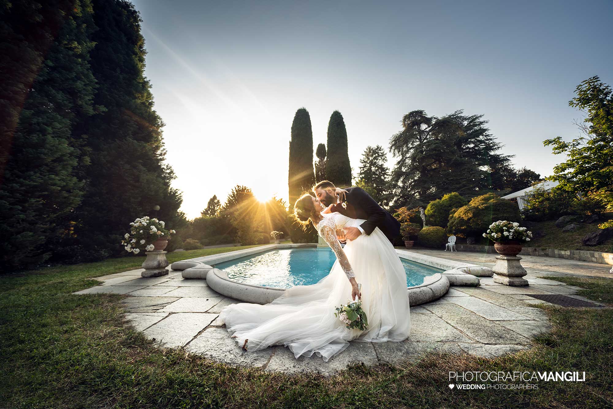 044 fotografo matrimonio reportage wedding ritratto sposi piscina bacio casquet villa paradeisos carvico varese 044 fotografo matrimonio reportage wedding ritratto sposi piscina bacio casquet villa paradeisos carvico varese