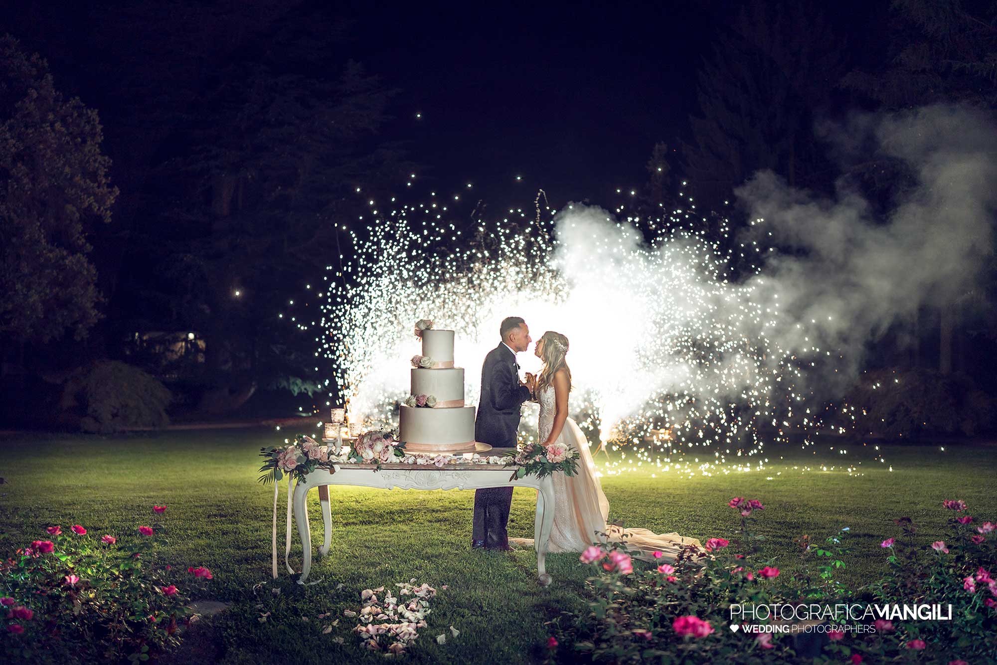 044 reportage foto matrimonio wedding ritratto sposi taglio torta brindisi fontane luminose villa acquaroli carvico bergamo 1 044 reportage foto matrimonio wedding ritratto sposi taglio torta brindisi fontane luminose villa acquaroli carvico bergamo 1