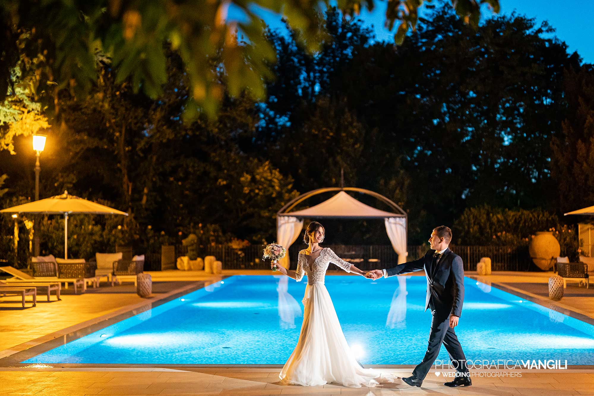 048 fotografo matrimonio reportage wedding ritratto sposi piscina imbrunire villa mattioli lesmo monza brianza 048 fotografo matrimonio reportage wedding ritratto sposi piscina imbrunire villa mattioli lesmo monza brianza