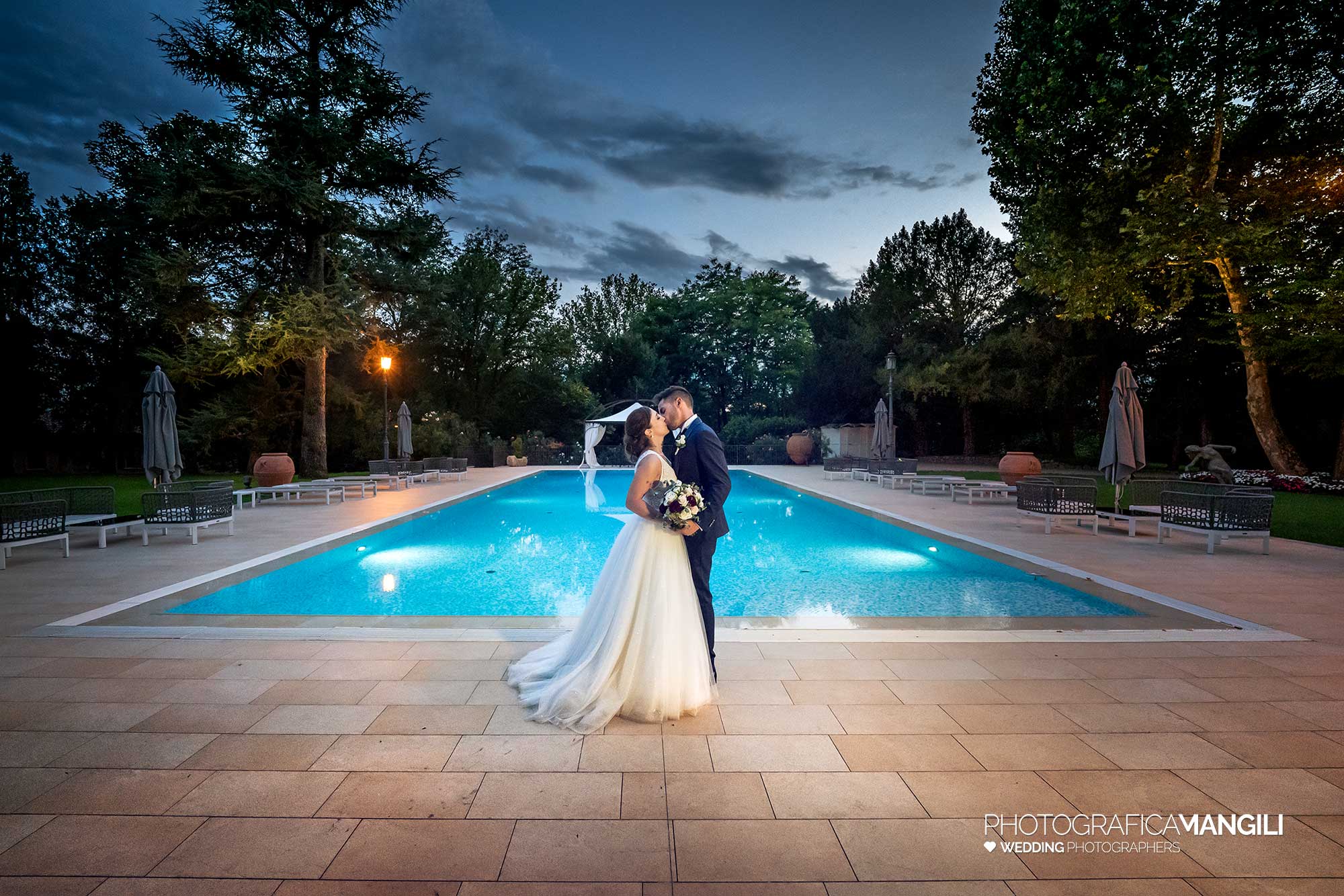 048 fotografo matrimonio reportage wedding sposi piscina bacio villa mattioli lesmo monza brianza 048 fotografo matrimonio reportage wedding sposi piscina bacio villa mattioli lesmo monza brianza