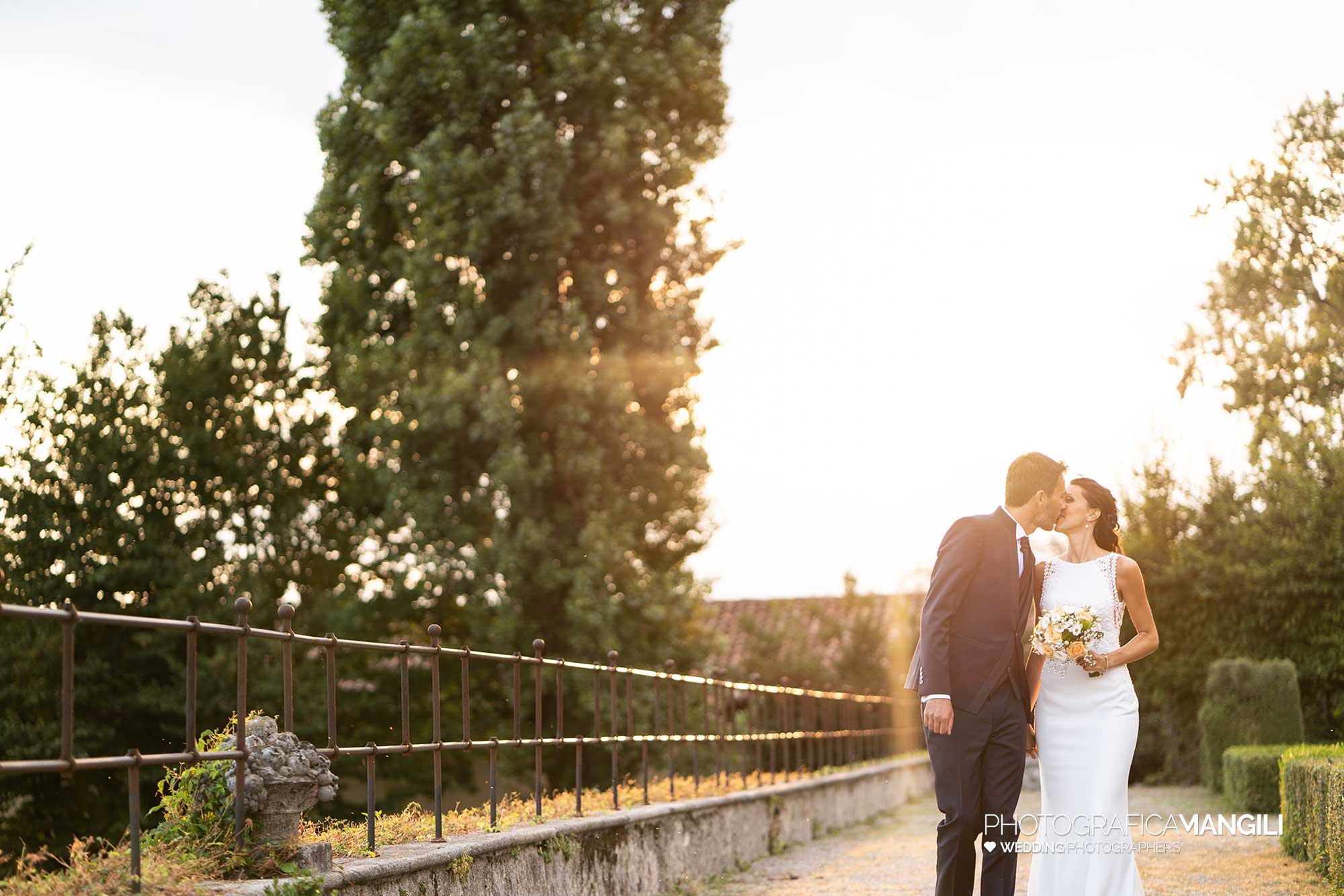 048 reportage foto matrimonio wedding ritratto sposi bacio tramonto villa orsini colonna imbersago lecco 048 reportage foto matrimonio wedding ritratto sposi bacio tramonto villa orsini colonna imbersago lecco