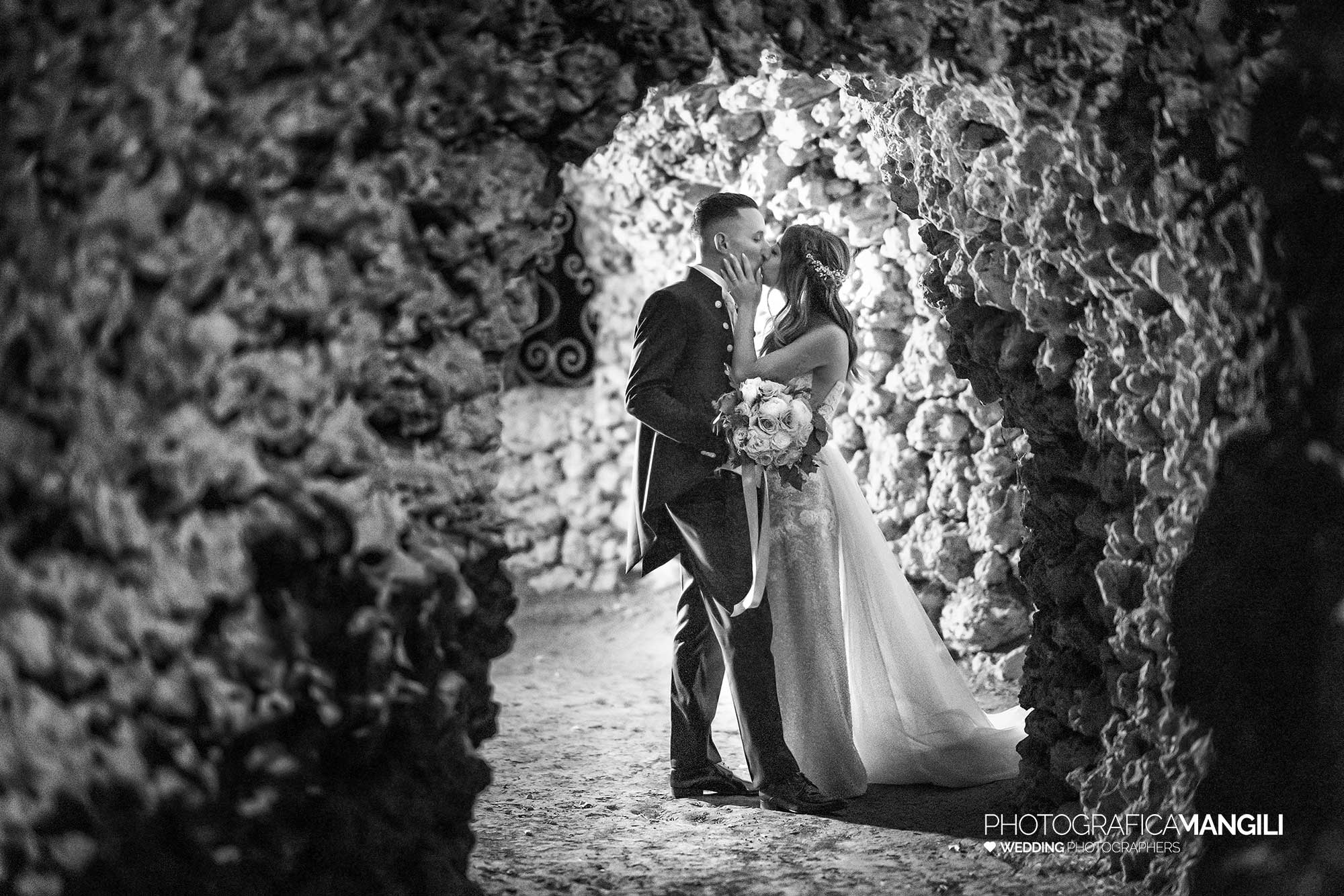 048 reportage foto matrimonio wedding ritratto sposi grotta bacio bianco nero villa acquaroli carvico bergamo 1 048 reportage foto matrimonio wedding ritratto sposi grotta bacio bianco nero villa acquaroli carvico bergamo 1