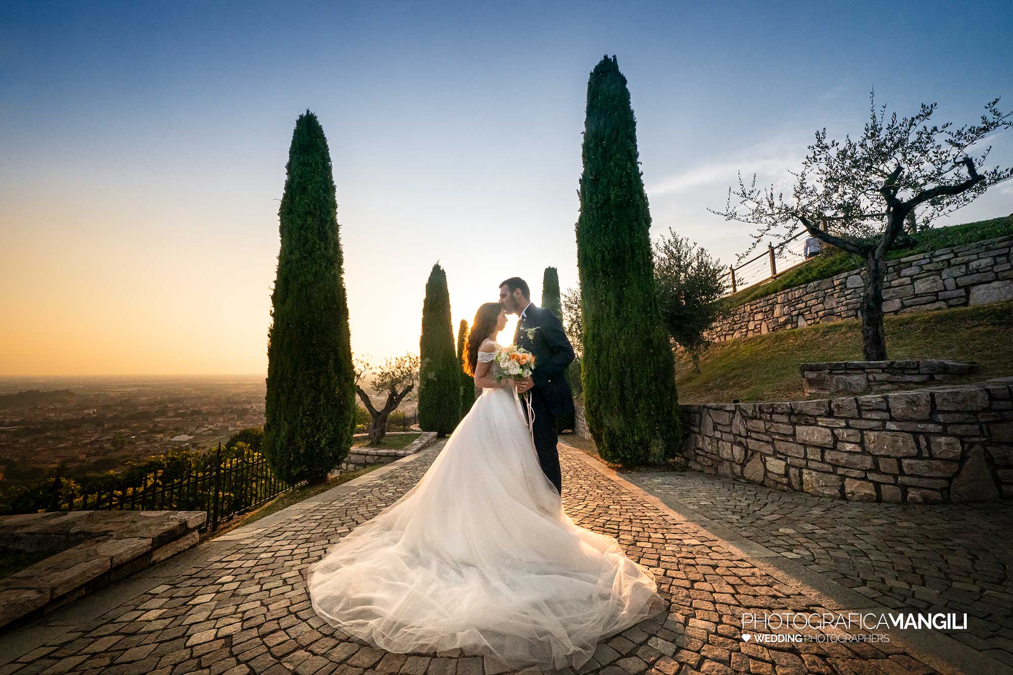 049 fotografo matrimonio reportage wedding sposi ritratto tramonto bacio romantico villa mattioli lesmo monza brianza 049 fotografo matrimonio reportage wedding sposi ritratto tramonto bacio romantico villa mattioli lesmo monza brianza