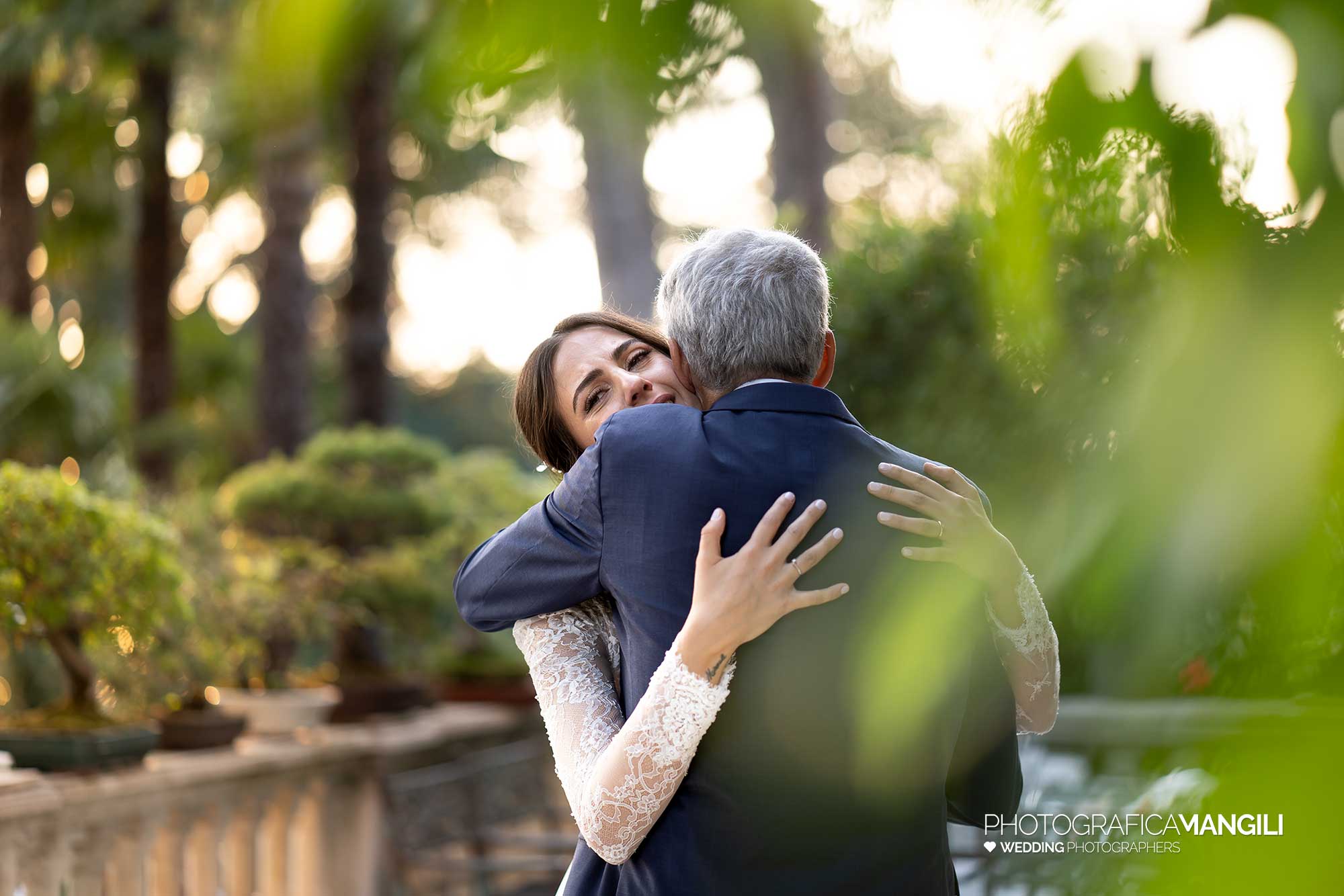 050 fotografo matrimonio reportage wedding ritratto sposa papà abbraccio villa paradeisos carvico varese 050 fotografo matrimonio reportage wedding ritratto sposa papà abbraccio villa paradeisos carvico varese