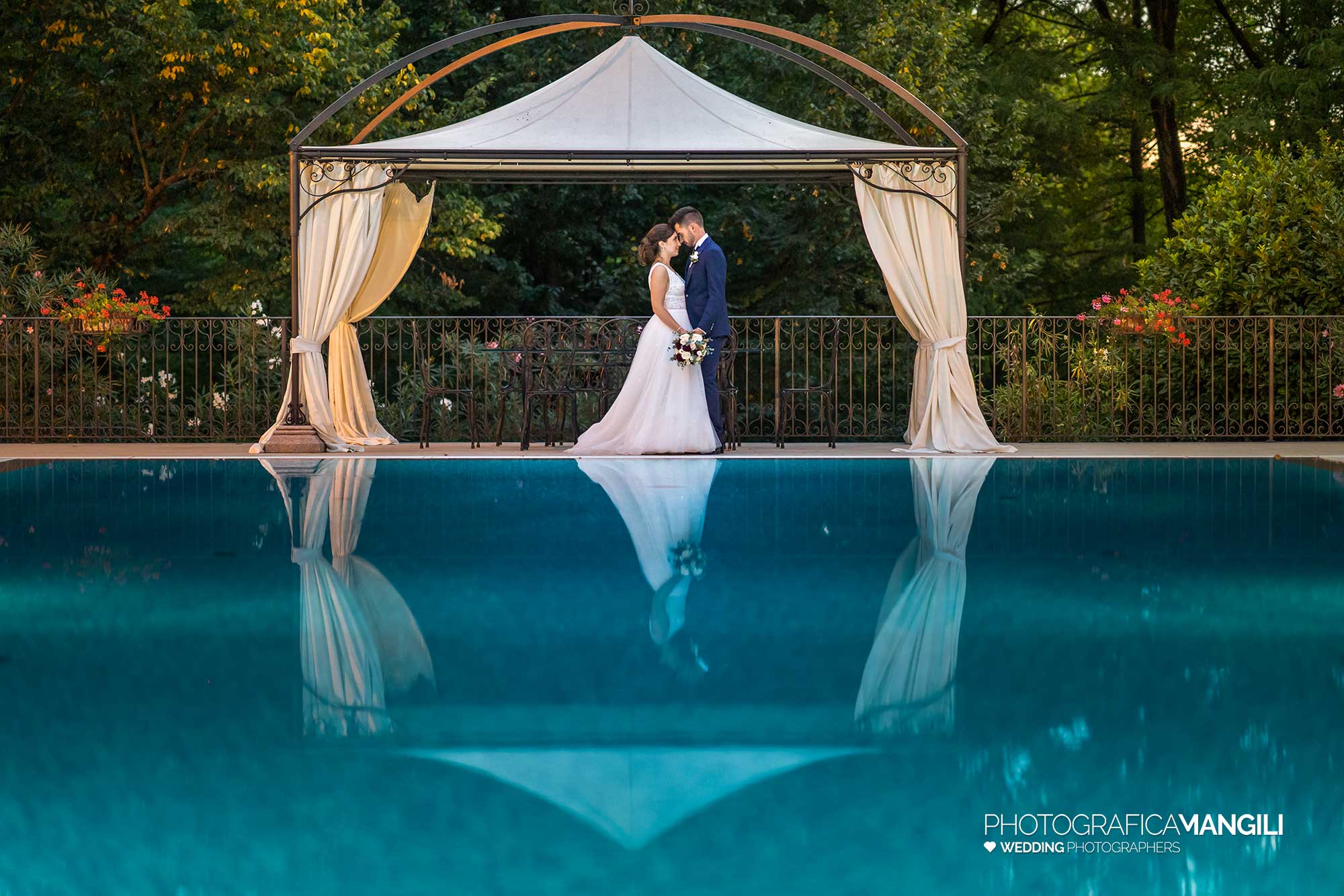050 fotografo matrimonio reportage wedding sposi bacio piscina riflesso villa mattioli lesmo monza brianza 050 fotografo matrimonio reportage wedding sposi bacio piscina riflesso villa mattioli lesmo monza brianza