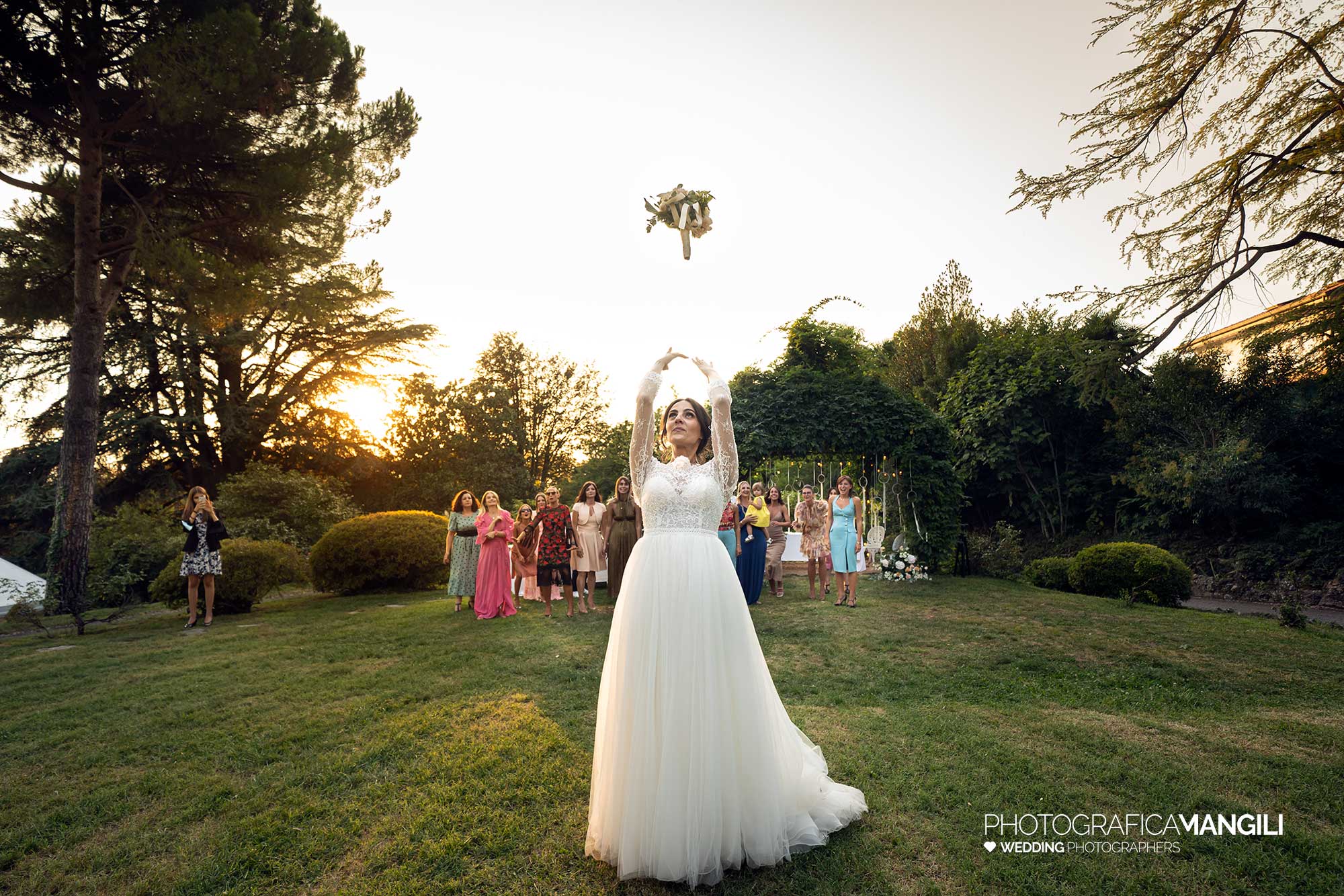 051 fotografo matrimonio reportage wedding ritratto sposa lancio bouquet villa paradeisos carvico varese 051 fotografo matrimonio reportage wedding ritratto sposa lancio bouquet villa paradeisos carvico varese