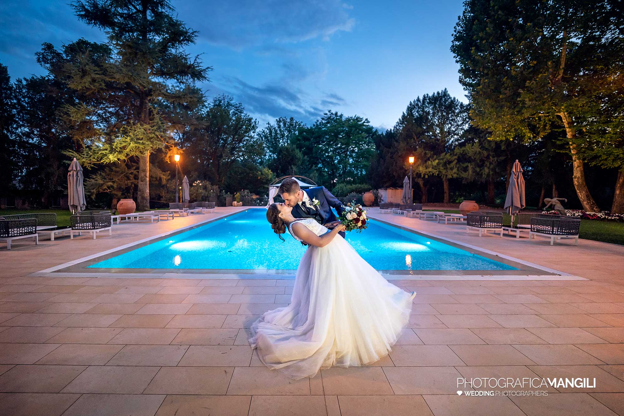 051 fotografo matrimonio reportage wedding sposi bacio romantico piscina imbrunire villa mattioli lesmo monza brianza 051 fotografo matrimonio reportage wedding sposi bacio romantico piscina imbrunire villa mattioli lesmo monza brianza