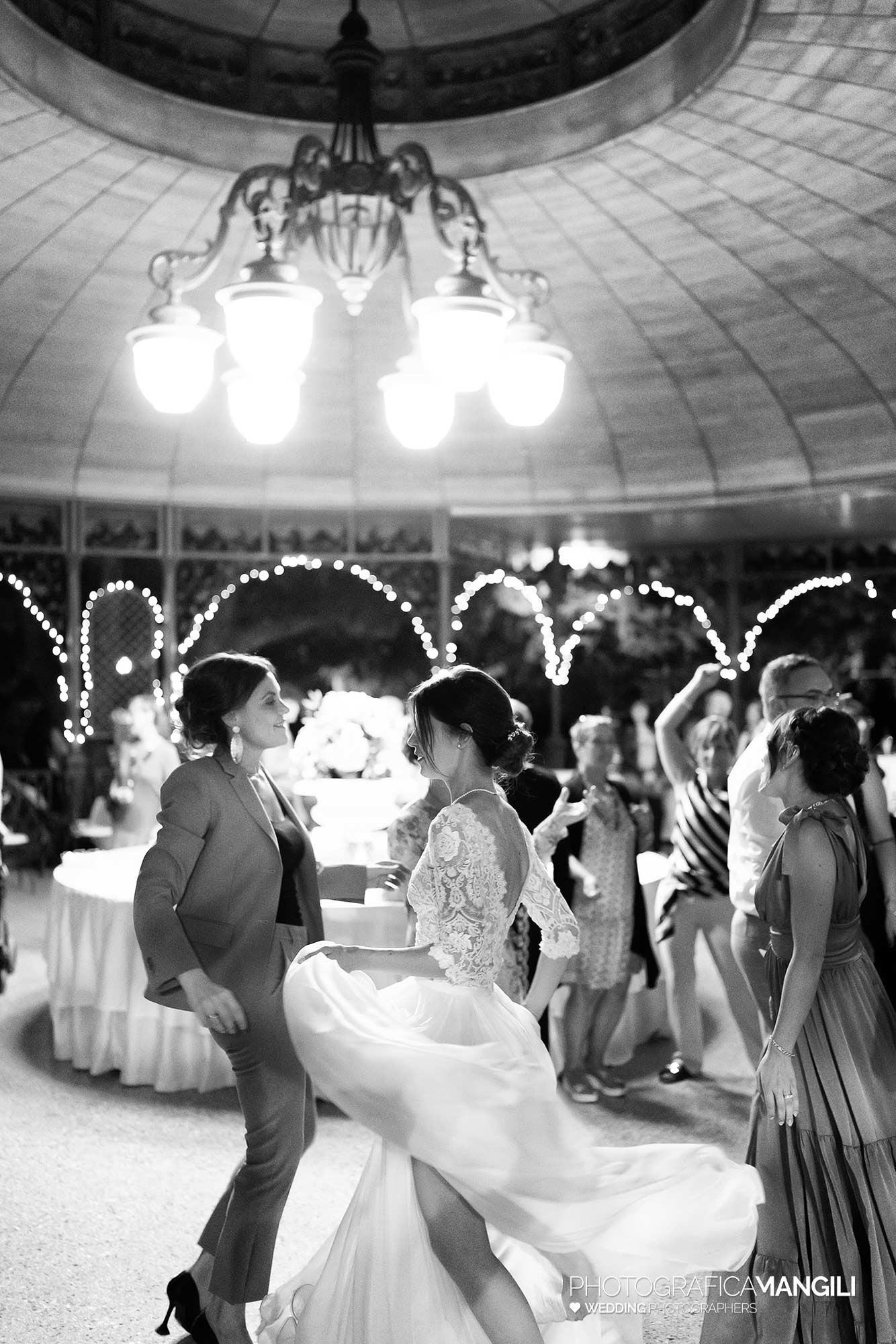 052 fotografo matrimonio reportage wedding ritratto sposi balli amici villa mattioli lesmo monza brianza 052 fotografo matrimonio reportage wedding ritratto sposi balli amici villa mattioli lesmo monza brianza