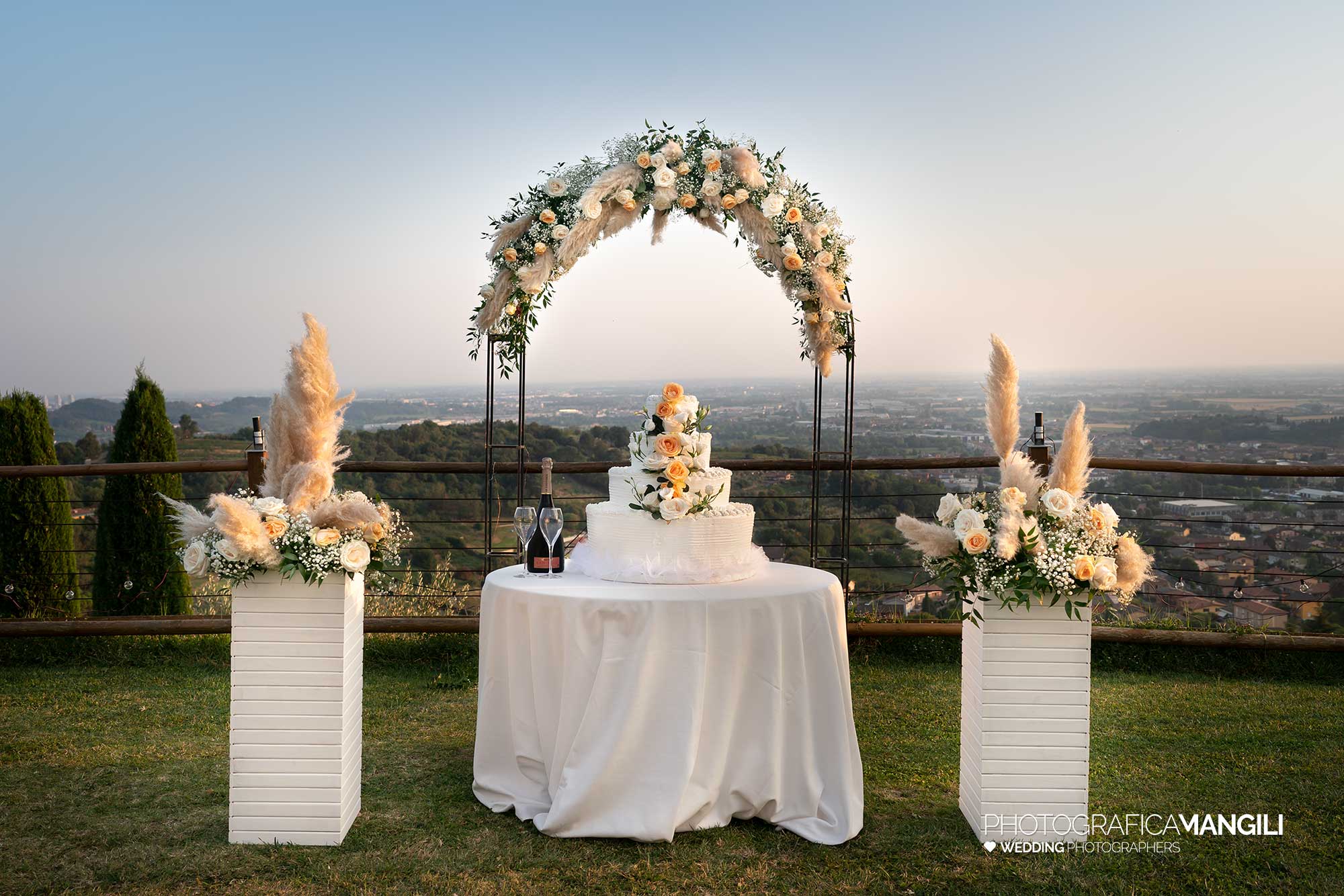 052 fotografo matrimonio reportage wedding sposi ritratto torta nuziale villa mattioli lesmo monza brianza 052 fotografo matrimonio reportage wedding sposi ritratto torta nuziale villa mattioli lesmo monza brianza