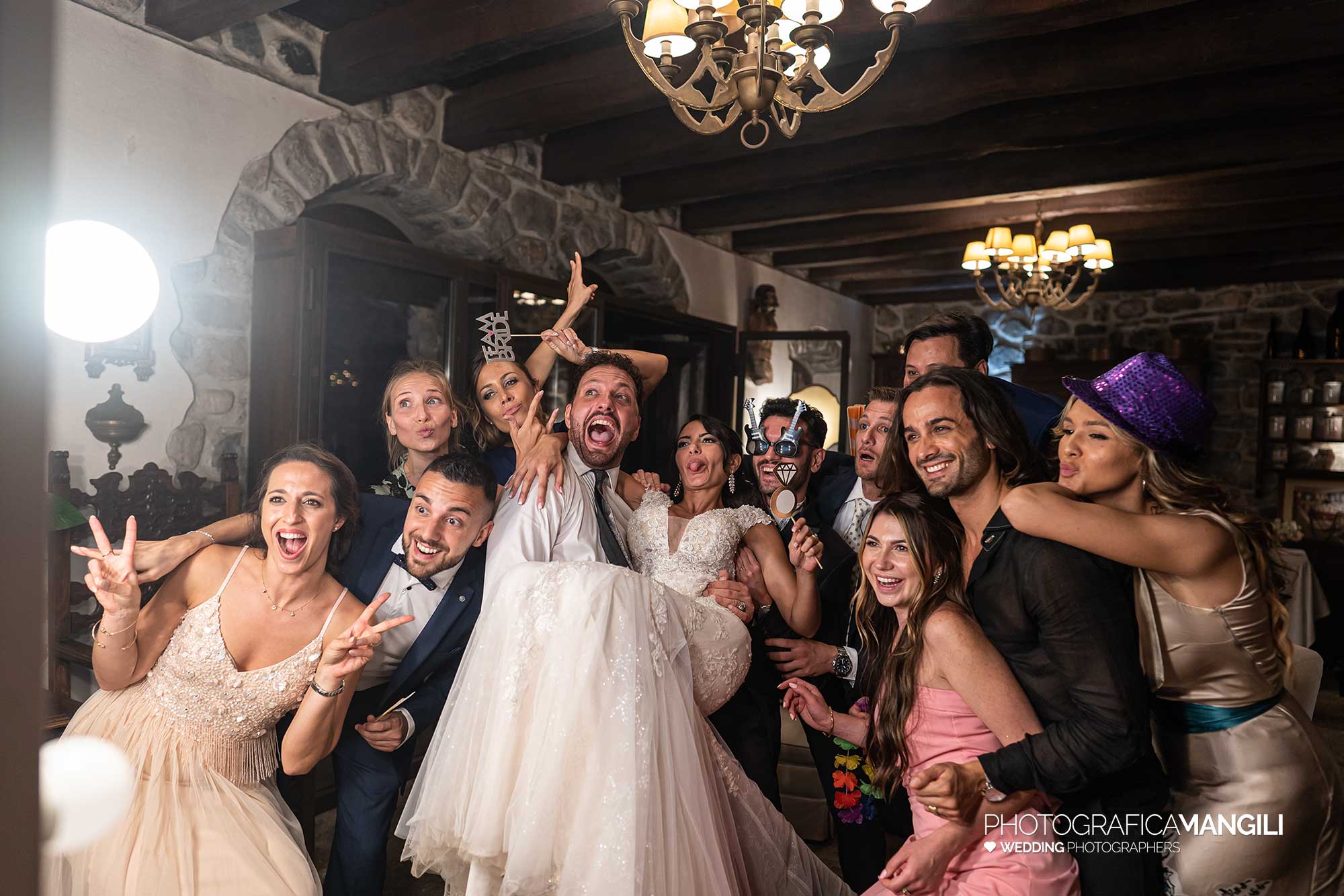 053 fotografo matrimonio reportage real wedding balli sposi festa selfie amici castello rossino calolziocorte lago como lecco 053 fotografo matrimonio reportage real wedding balli sposi festa selfie amici castello rossino calolziocorte lago como lecco
