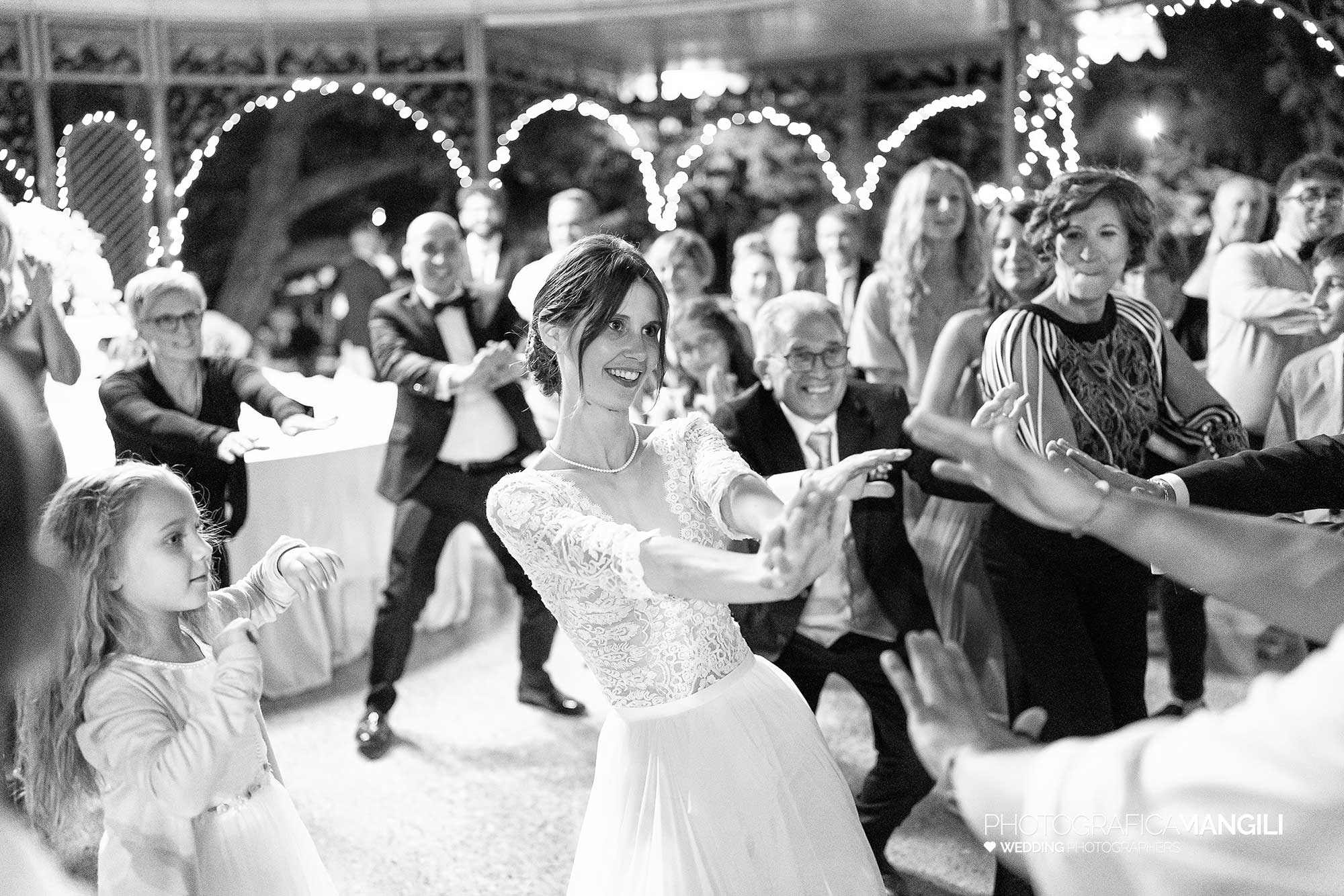 053 fotografo matrimonio reportage wedding ritratto sposi balli amici villa mattioli lesmo monza brianza 053 fotografo matrimonio reportage wedding ritratto sposi balli amici villa mattioli lesmo monza brianza