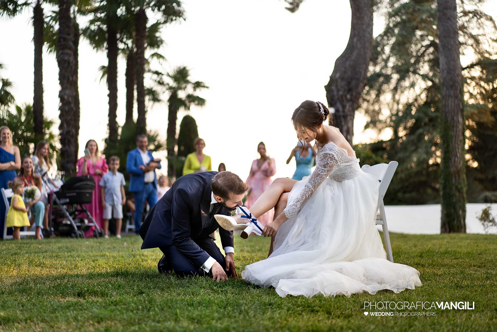053 fotografo matrimonio reportage wedding ritratto sposi lancio giarrettiera villa paradeisos carvico varese 053 fotografo matrimonio reportage wedding ritratto sposi lancio giarrettiera villa paradeisos carvico varese