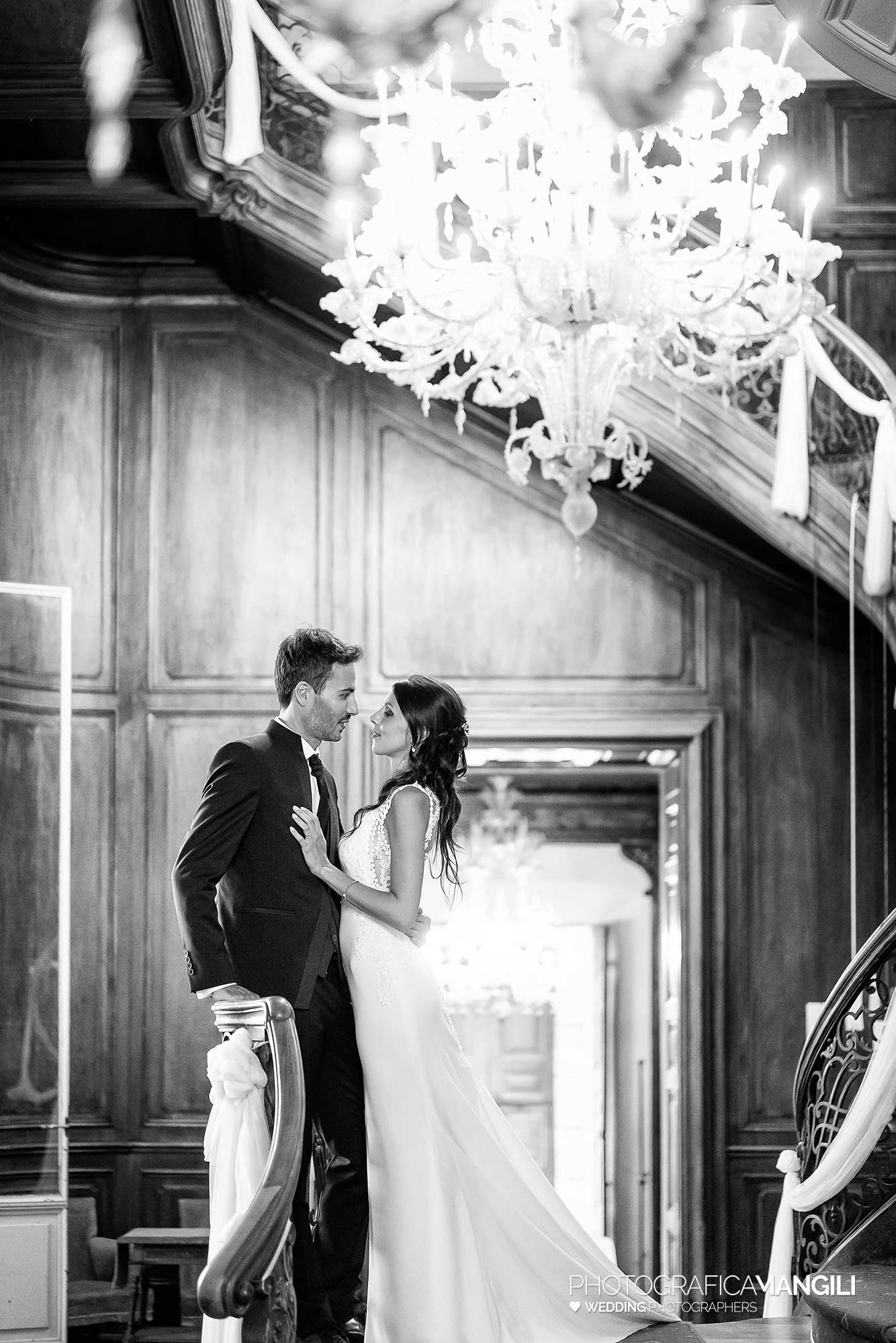 053 reportage foto matrimonio wedding ritratto sposi scala lampadario villa orsini colonna imbersago lecco 053 reportage foto matrimonio wedding ritratto sposi scala lampadario villa orsini colonna imbersago lecco