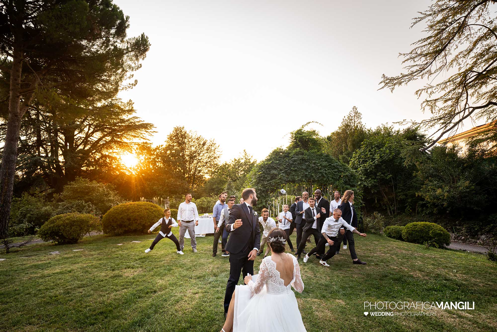 054 fotografo matrimonio reportage wedding ritratto sposi lancio giarrettiera villa paradeisos carvico varese 054 fotografo matrimonio reportage wedding ritratto sposi lancio giarrettiera villa paradeisos carvico varese