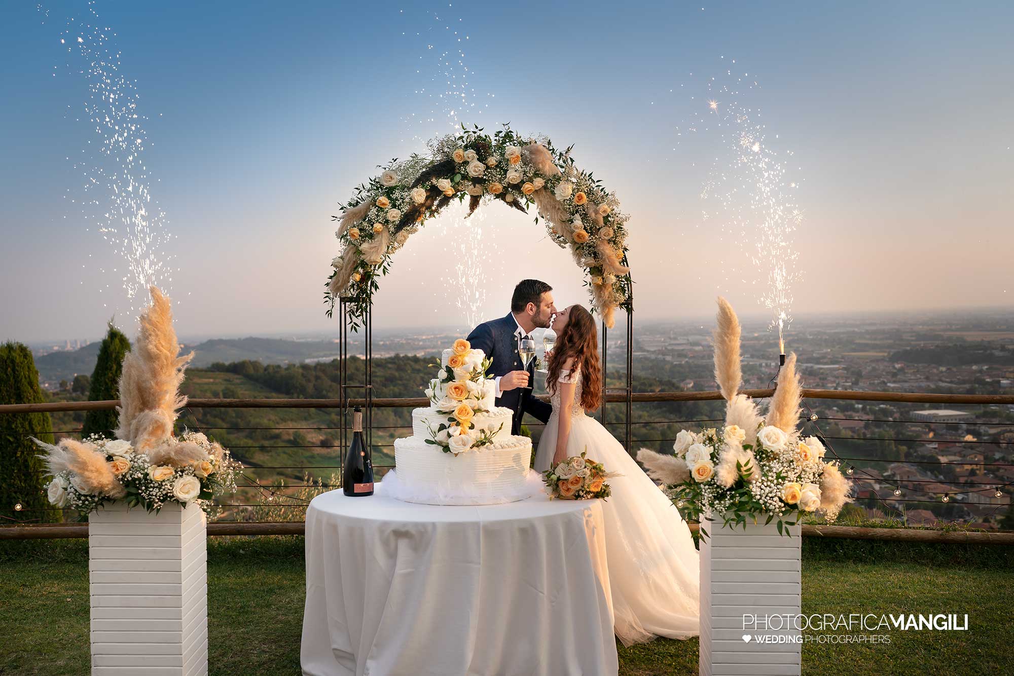 054 fotografo matrimonio reportage wedding sposi ritratto bacio torta nuziale brindisi fontane luminose villa mattioli lesmo monza brianza 054 fotografo matrimonio reportage wedding sposi ritratto bacio torta nuziale brindisi fontane luminose villa mattioli lesmo monza brianza