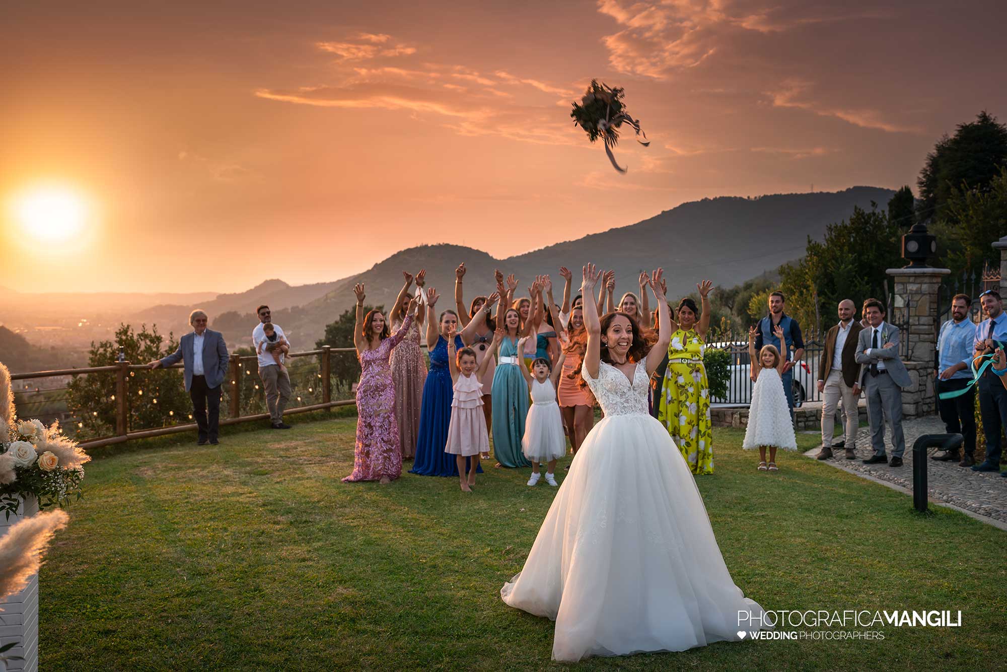 057 fotografo matrimonio reportage wedding sposi ritratto lancio bouquet villa mattioli lesmo monza brianza 057 fotografo matrimonio reportage wedding sposi ritratto lancio bouquet villa mattioli lesmo monza brianza