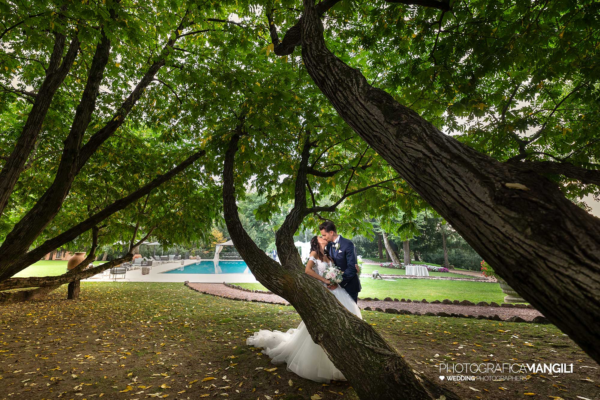 058 fotografo matrimonio reportage wedding ritratto sposi giardino villa mattioli lesmo monza brianza 058 fotografo matrimonio reportage wedding ritratto sposi giardino villa mattioli lesmo monza brianza