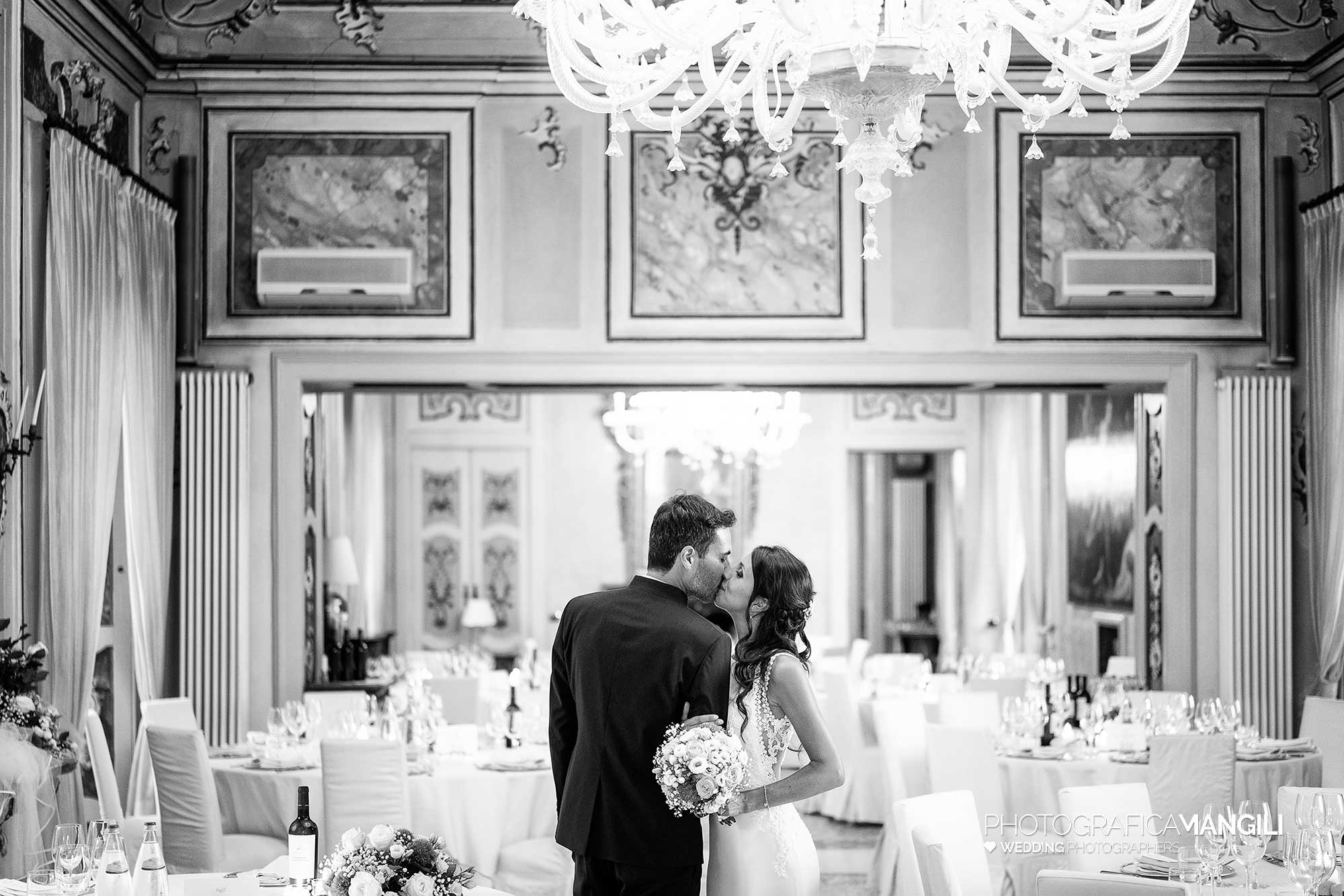 058 reportage foto matrimonio wedding ritratto sposi bacio sala pranzo villa orsini colonna imbersago lecco 058 reportage foto matrimonio wedding ritratto sposi bacio sala pranzo villa orsini colonna imbersago lecco