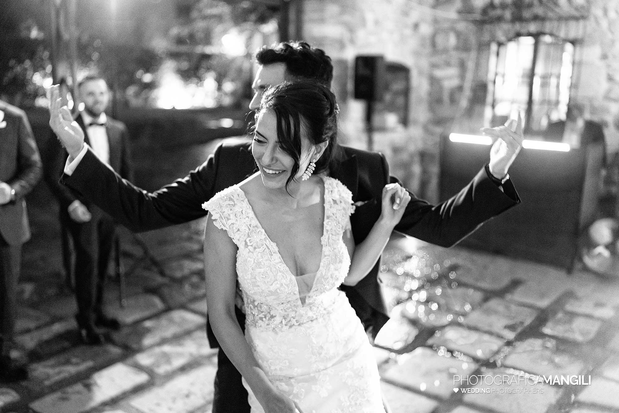 059 fotografo matrimonio reportage real wedding balli sposi festa amici danza castello rossino calolziocorte lago como lecco 059 fotografo matrimonio reportage real wedding balli sposi festa amici danza castello rossino calolziocorte lago como lecco